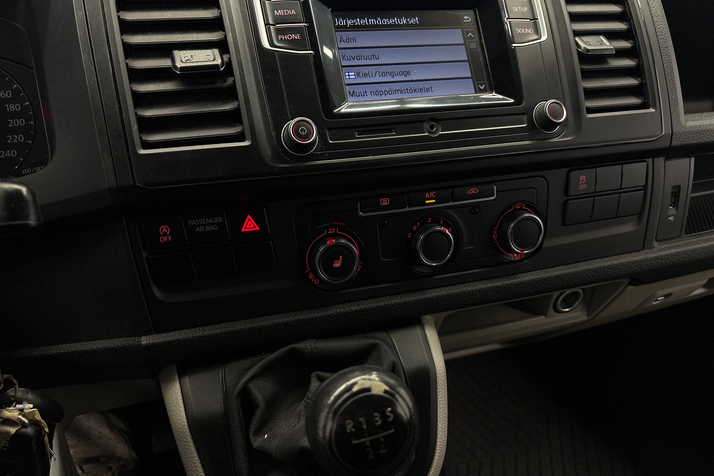 valkoinen Volkswagen Transporter 2019 kuva 18.