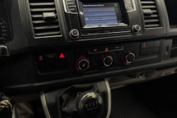 valkoinen Volkswagen Transporter 2019 kuva 18.