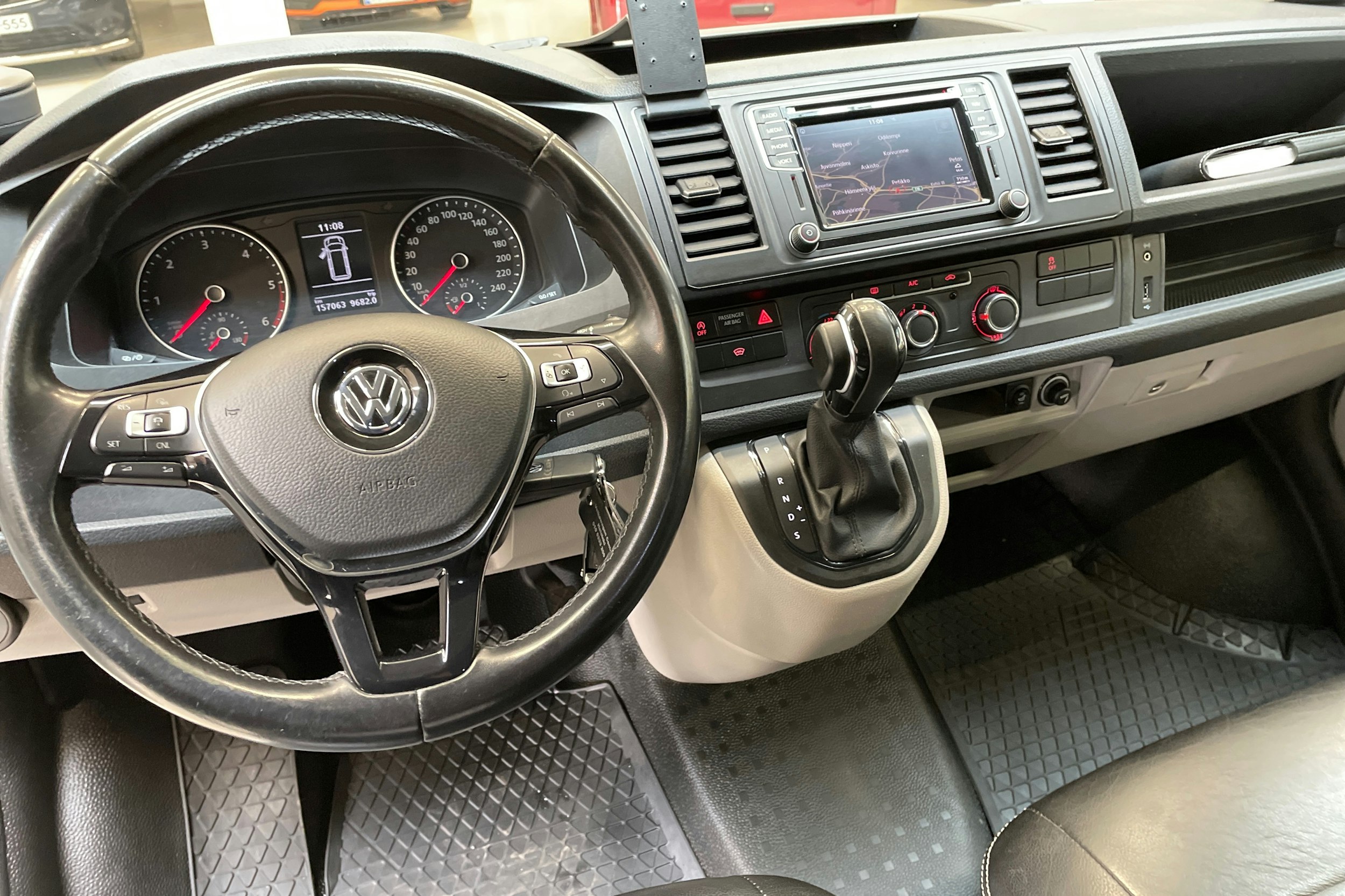 valkoinen Volkswagen Transporter 2019 kuva 7.