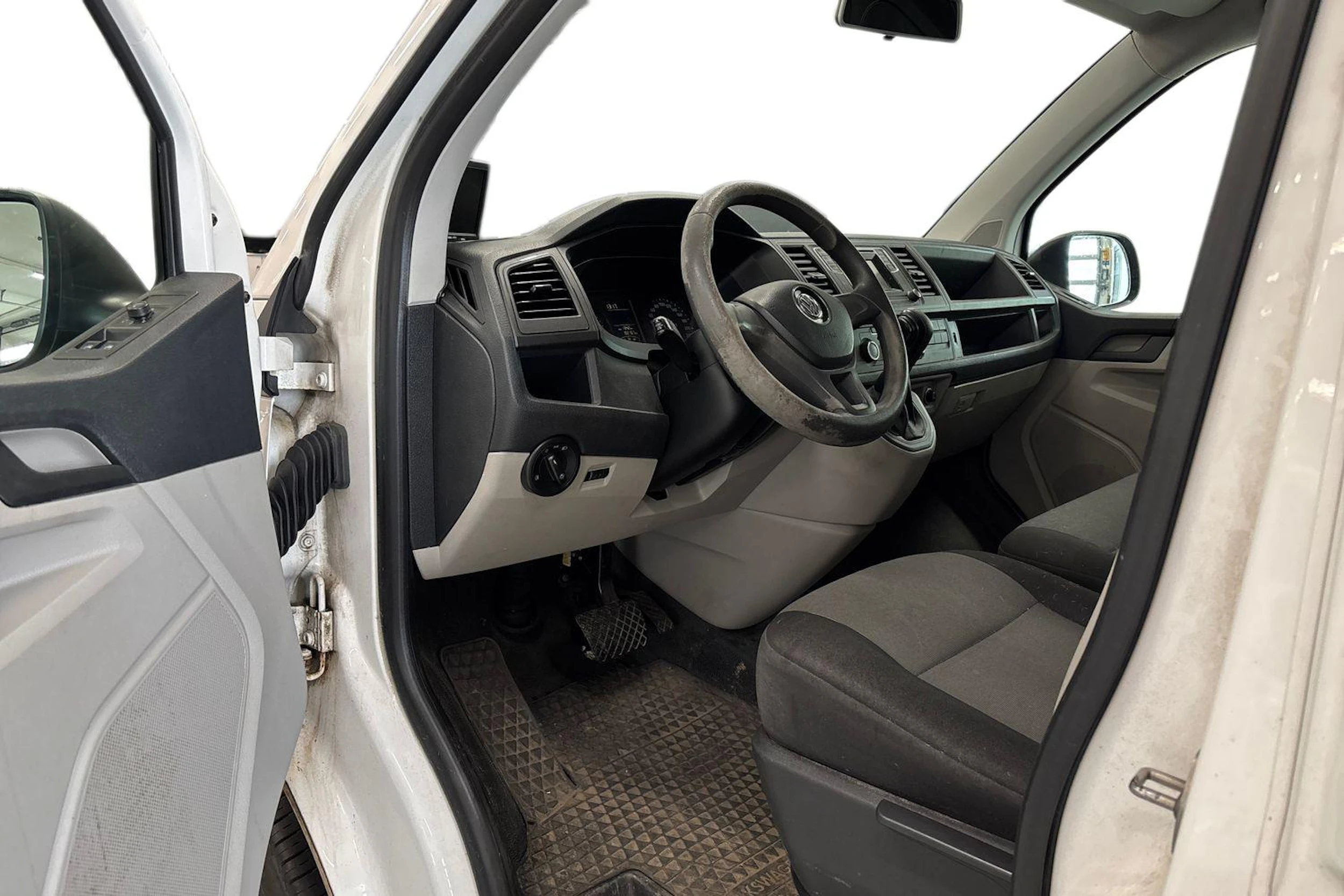 valkoinen Volkswagen Transporter 2019 kuva 3.
