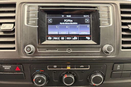 valkoinen Volkswagen Transporter 2019 kuva 9.