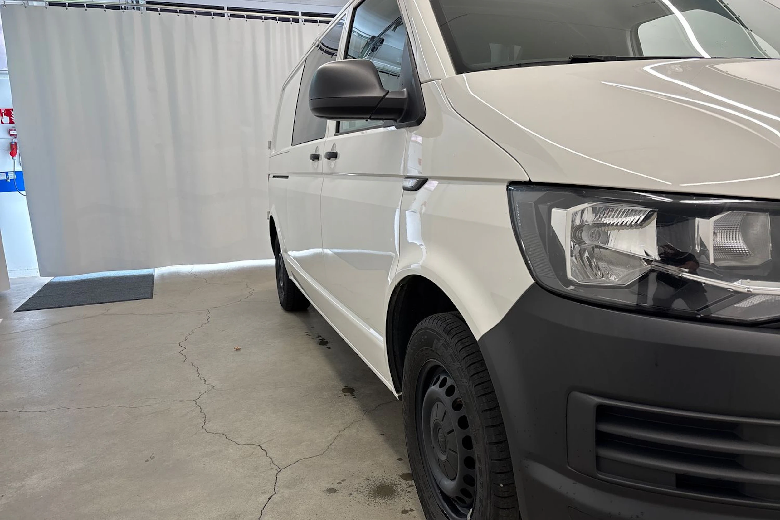 valkoinen Volkswagen Transporter 2019 kuva 13.