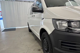 valkoinen Volkswagen Transporter 2019 kuva 13.