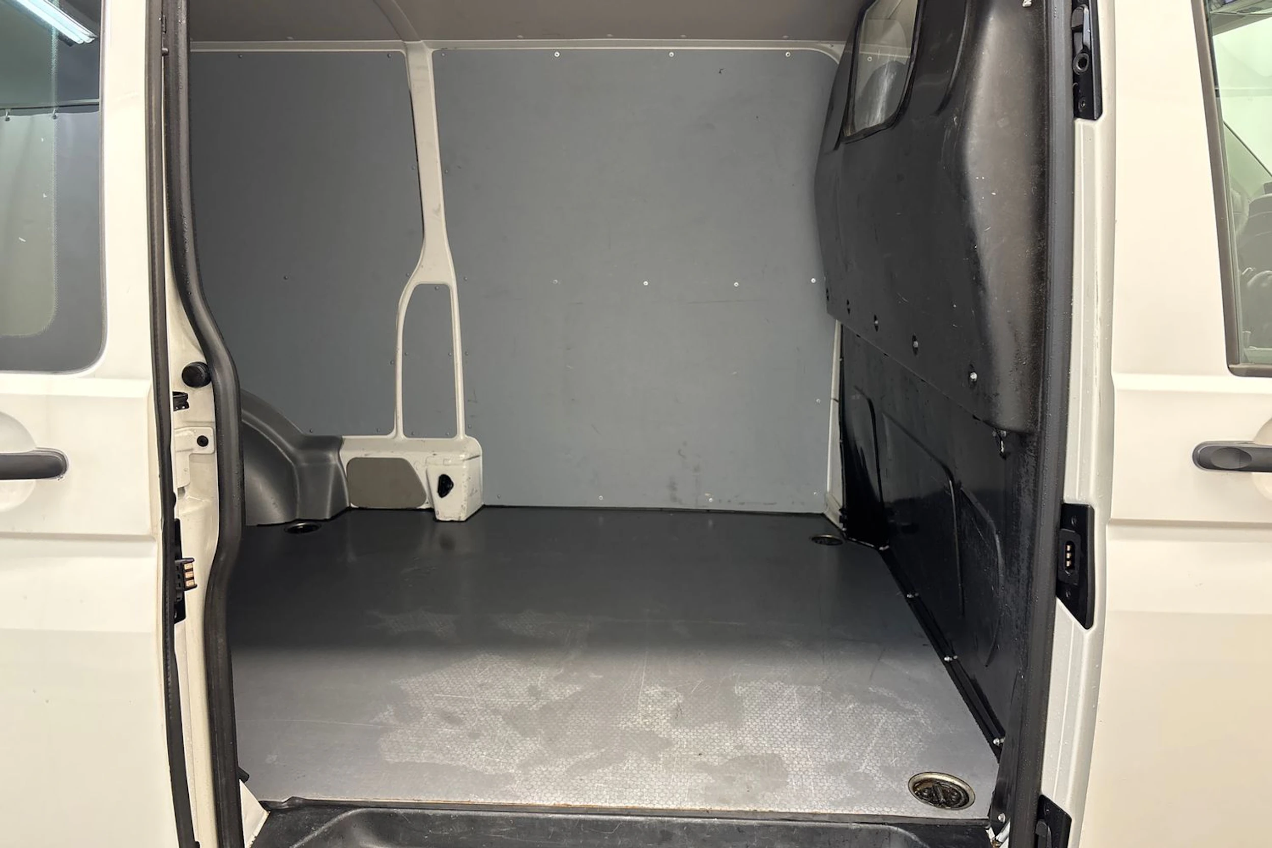 valkoinen Volkswagen Transporter 2019 kuva 16.