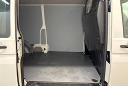 valkoinen Volkswagen Transporter 2019 kuva 16.