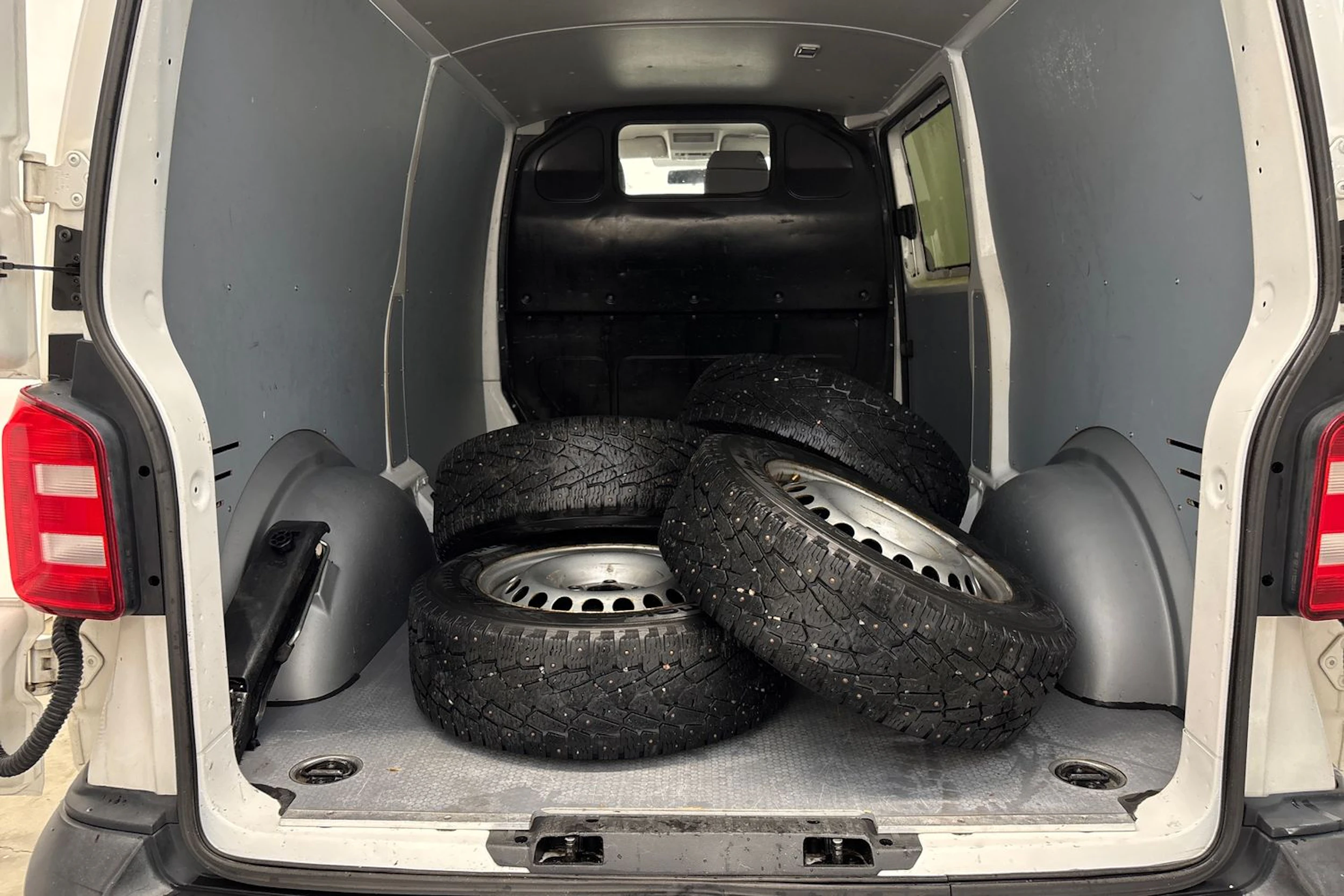 valkoinen Volkswagen Transporter 2019 kuva 17.