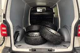 valkoinen Volkswagen Transporter 2019 kuva 17.