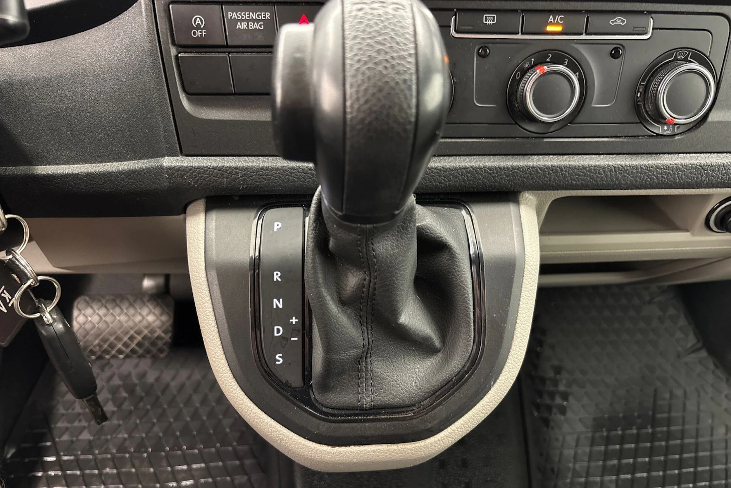 valkoinen Volkswagen Transporter 2019 kuva 23.