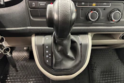 valkoinen Volkswagen Transporter 2019 kuva 23.
