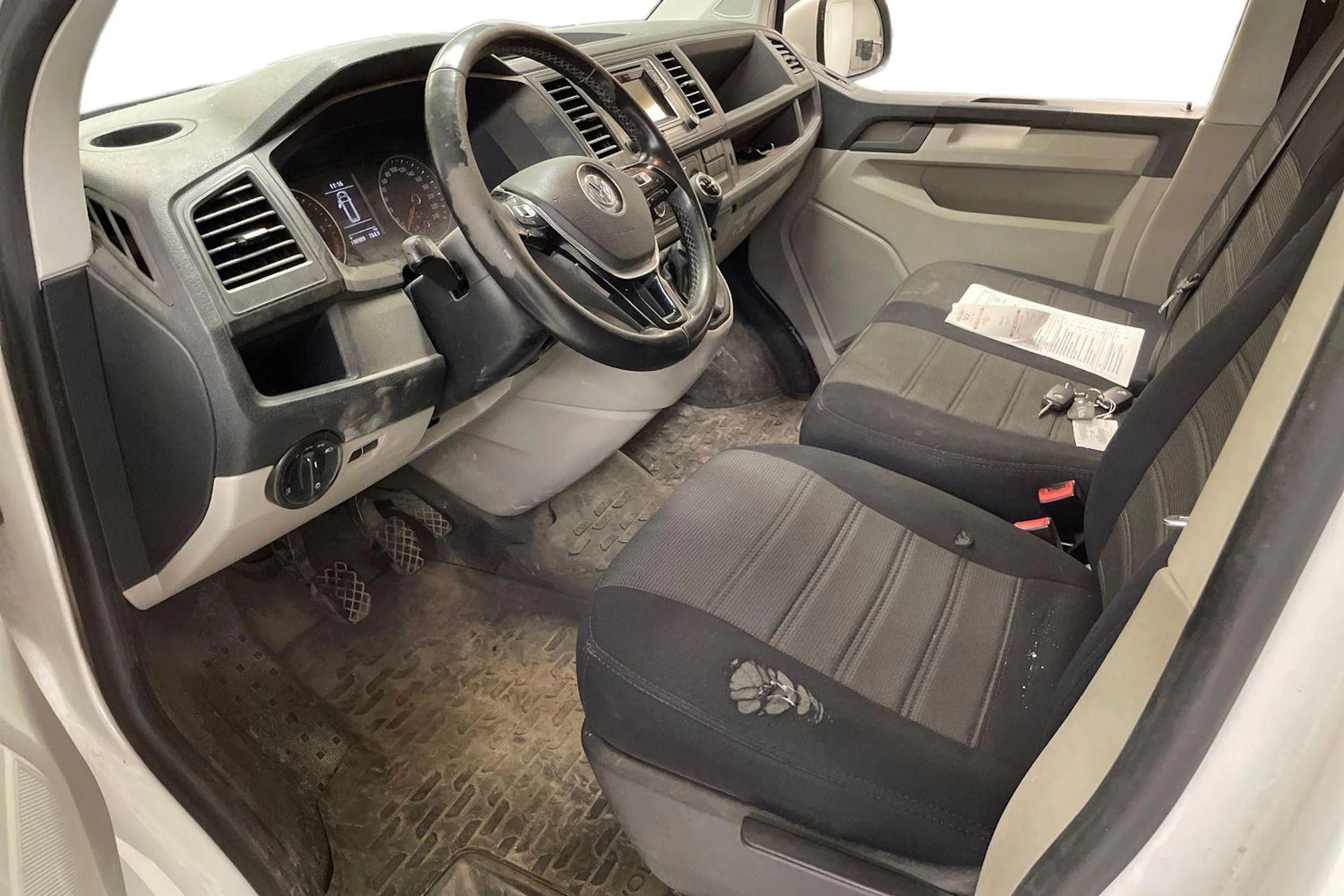 valkoinen Volkswagen Transporter 2019 kuva 3.