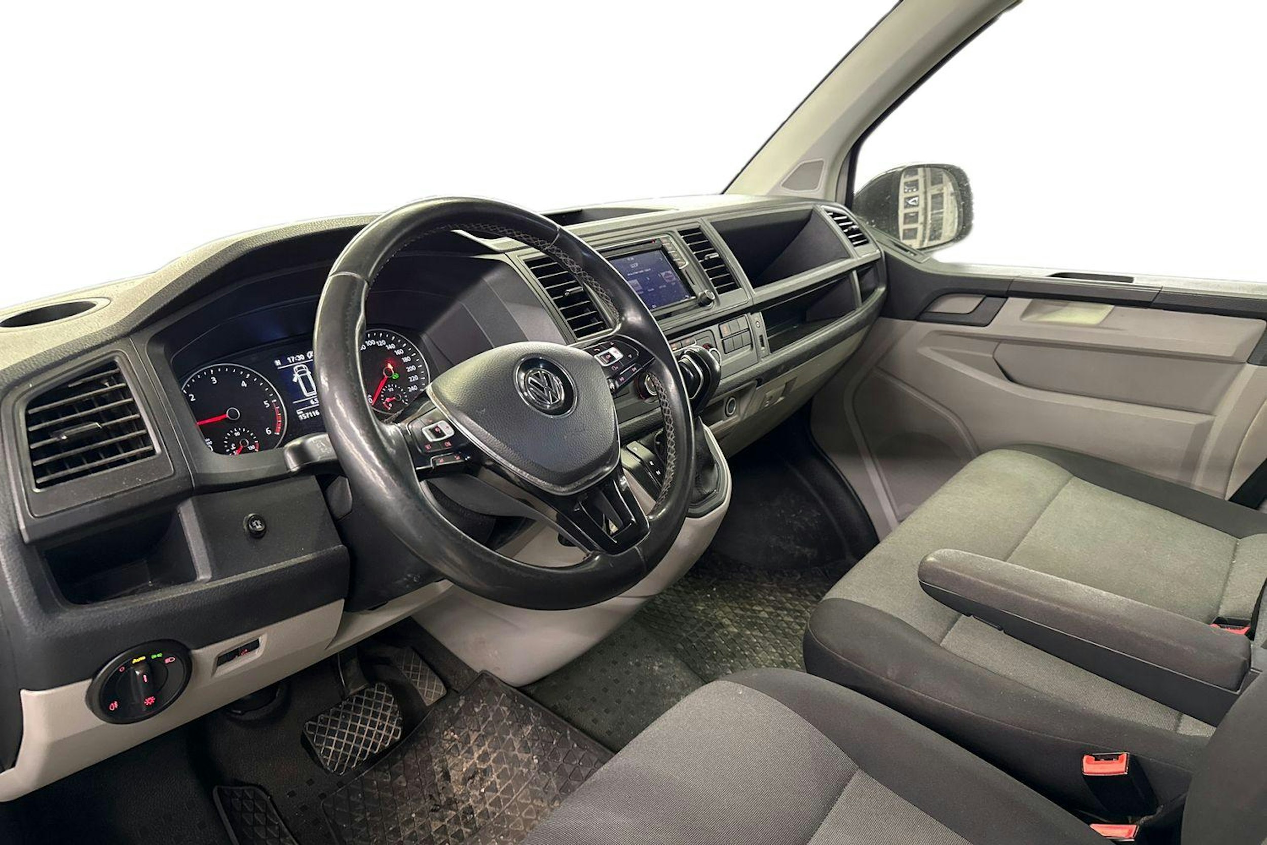 valkoinen Volkswagen Transporter 2019 kuva 3.