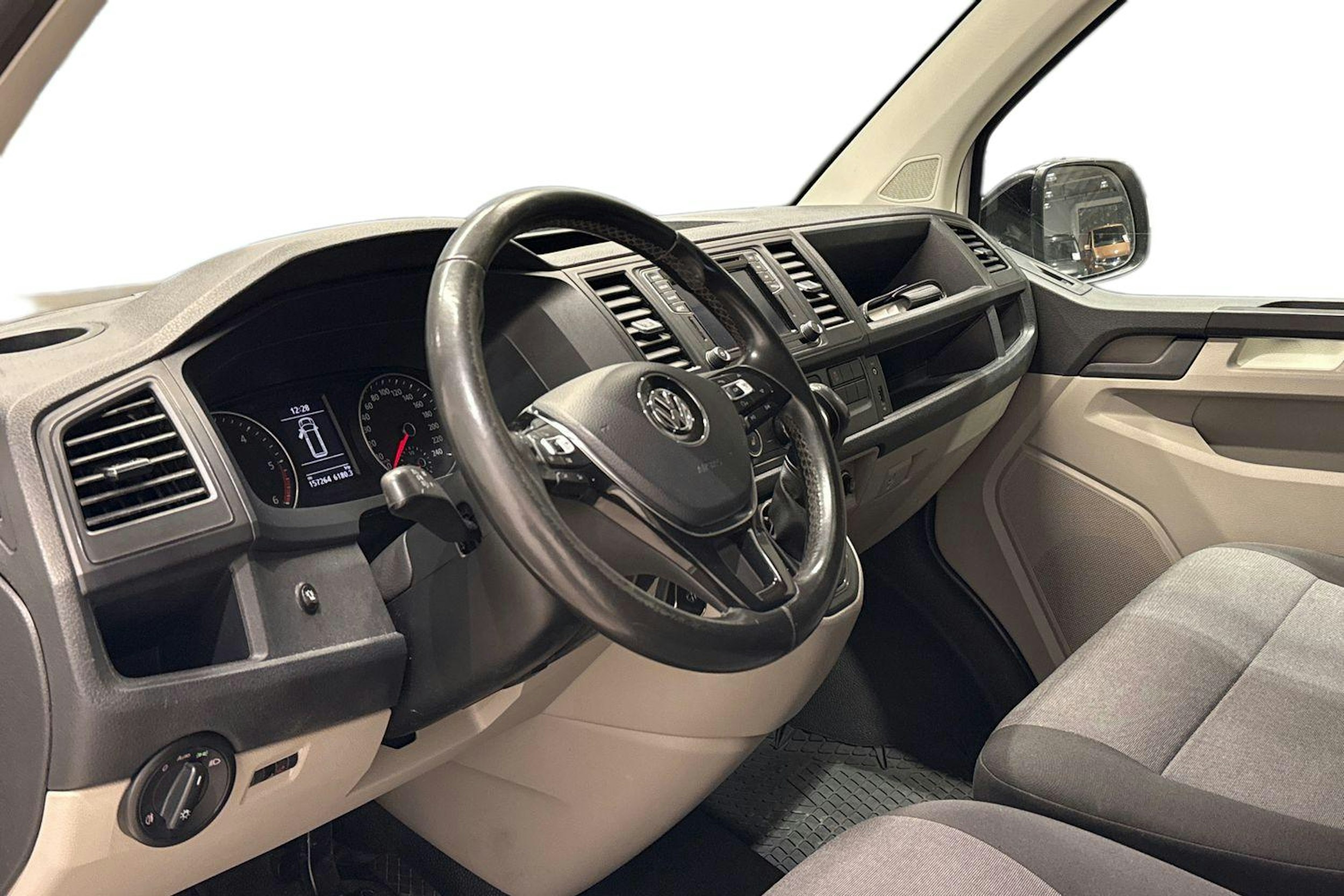 valkoinen Volkswagen Transporter 2019 kuva 8.