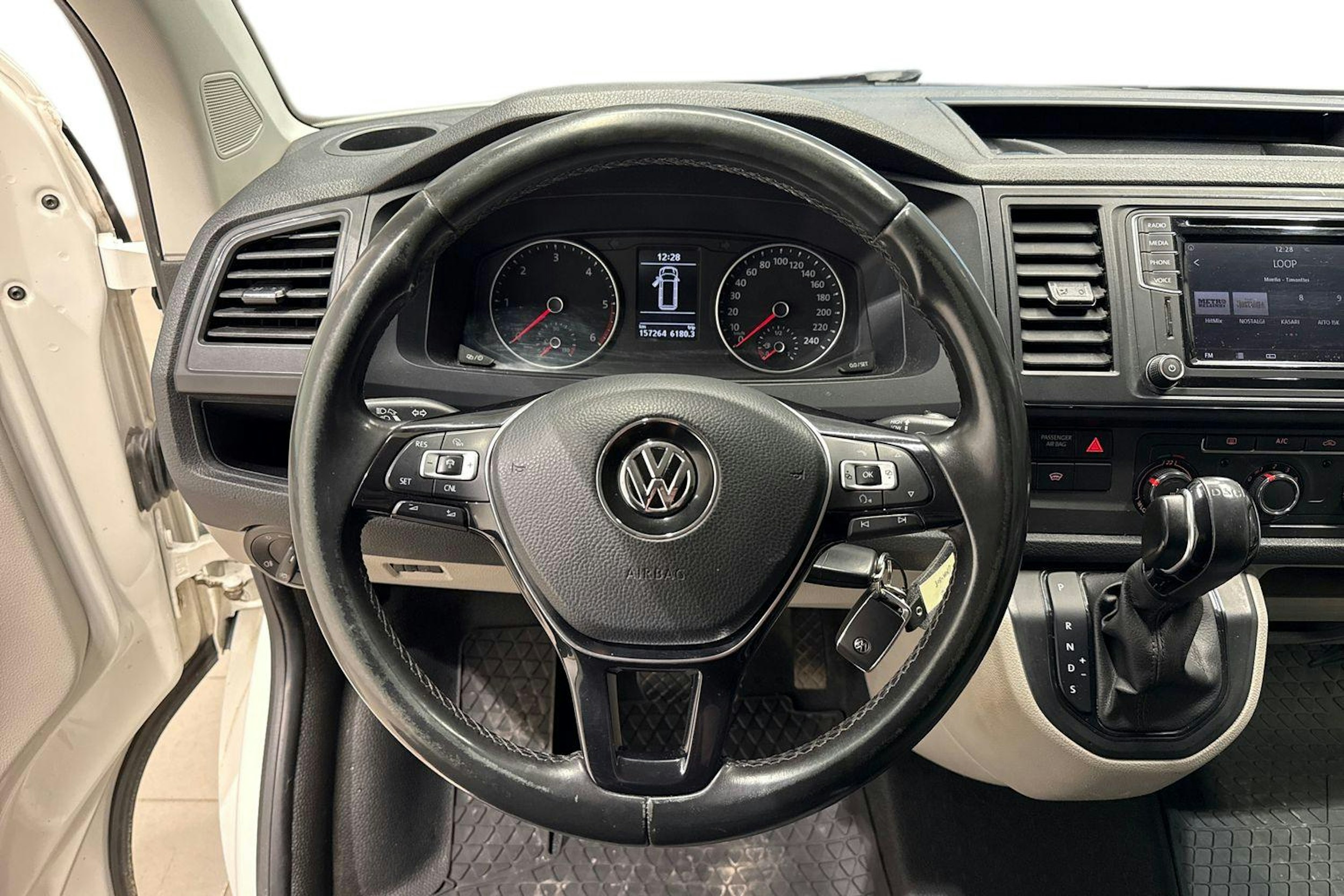 valkoinen Volkswagen Transporter 2019 kuva 9.