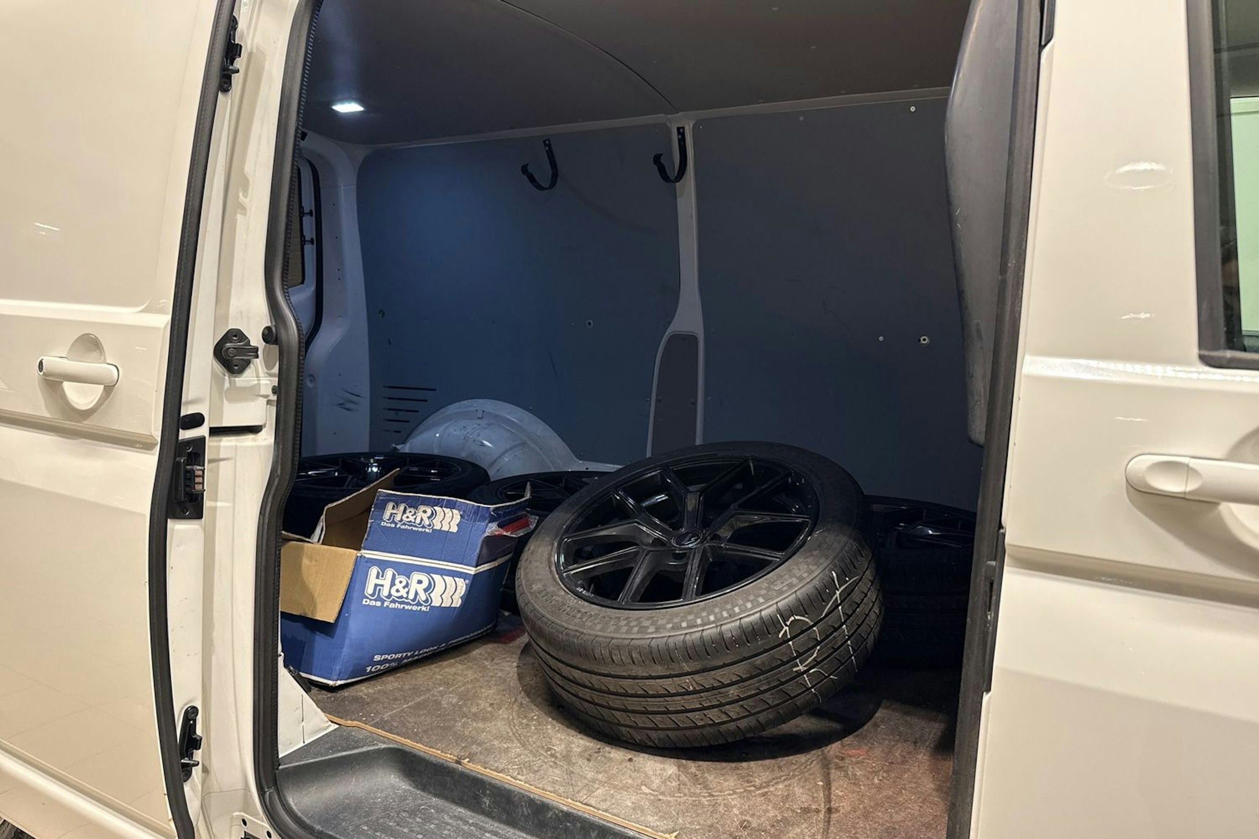 valkoinen Volkswagen Transporter 2019 kuva 13.