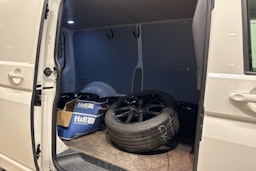 valkoinen Volkswagen Transporter 2019 kuva 13.