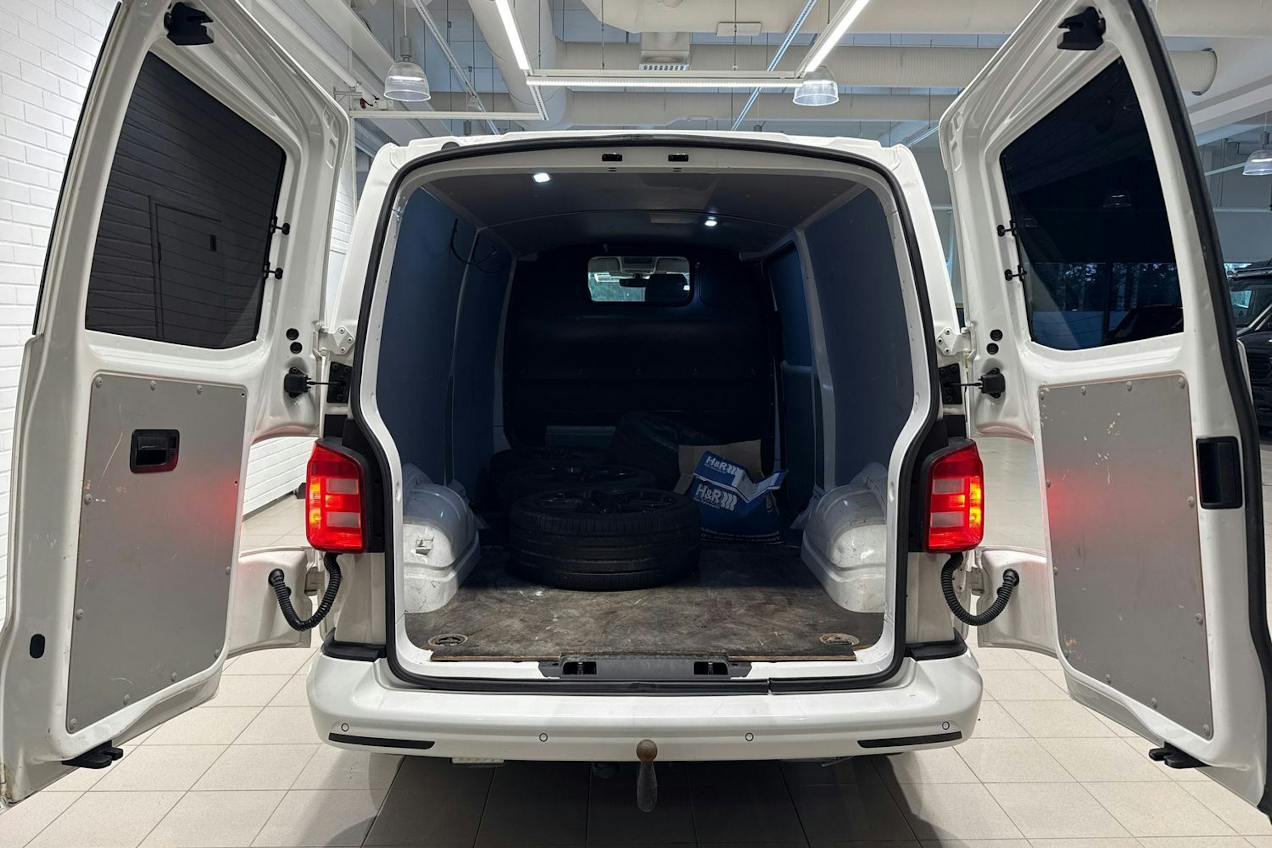 valkoinen Volkswagen Transporter 2019 kuva 15.