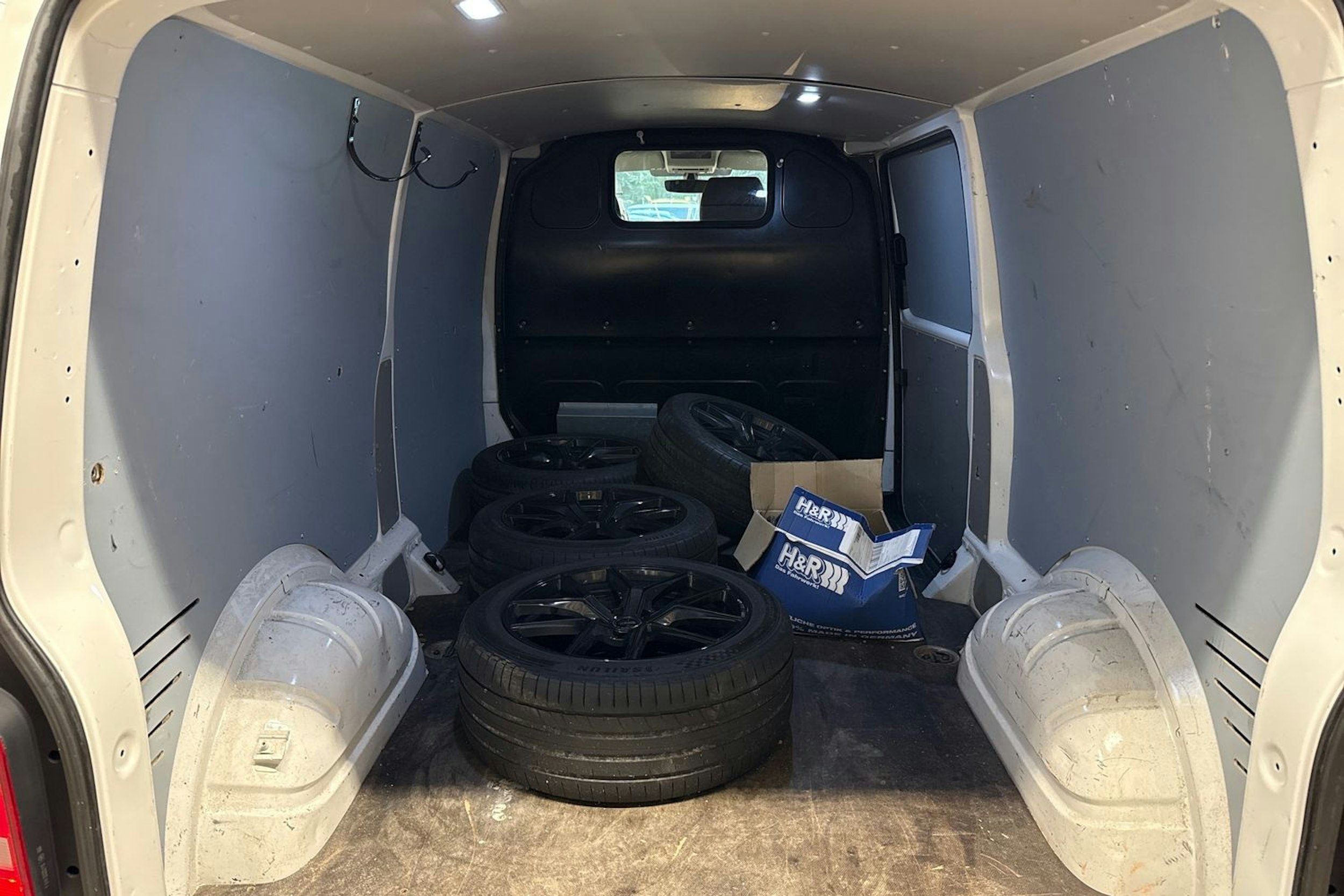 valkoinen Volkswagen Transporter 2019 kuva 16.