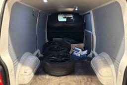 valkoinen Volkswagen Transporter 2019 kuva 16.