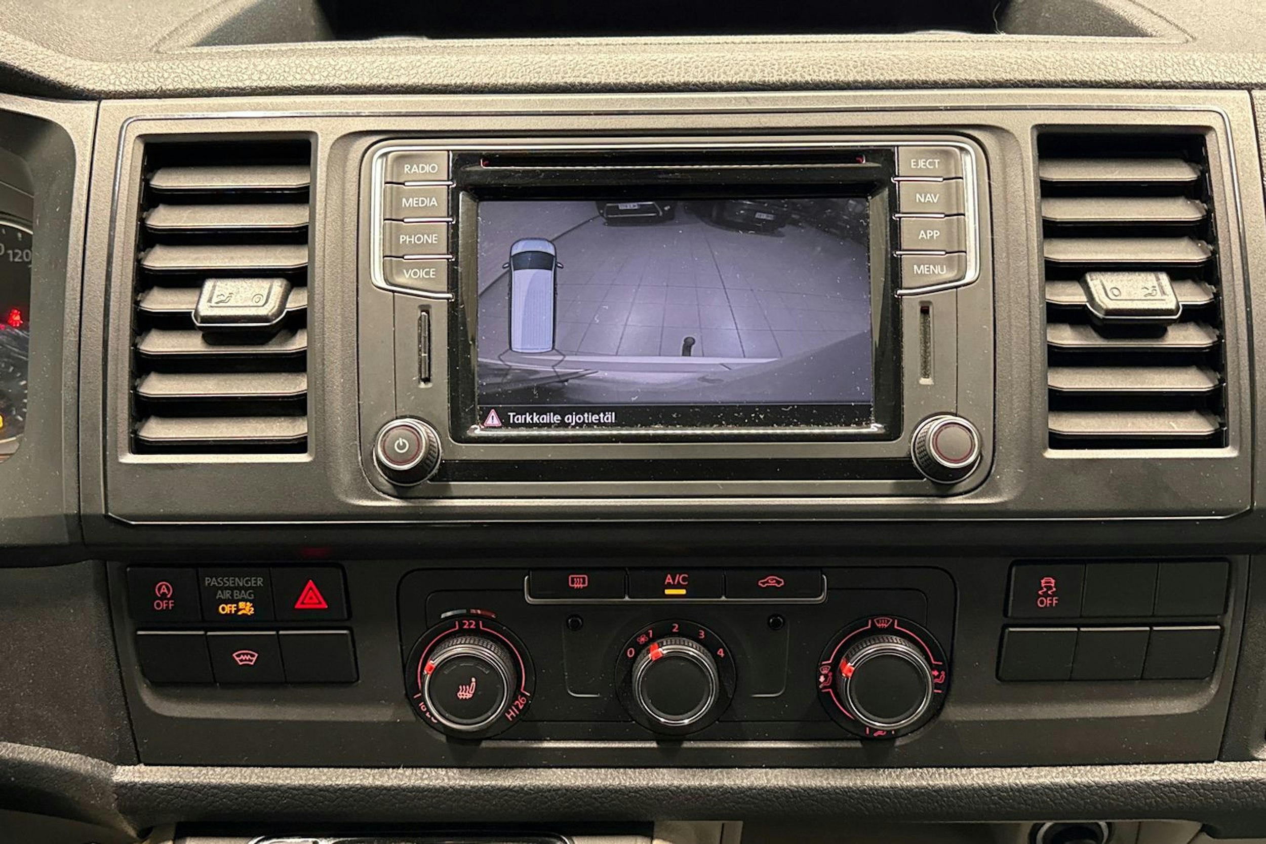 valkoinen Volkswagen Transporter 2019 kuva 17.