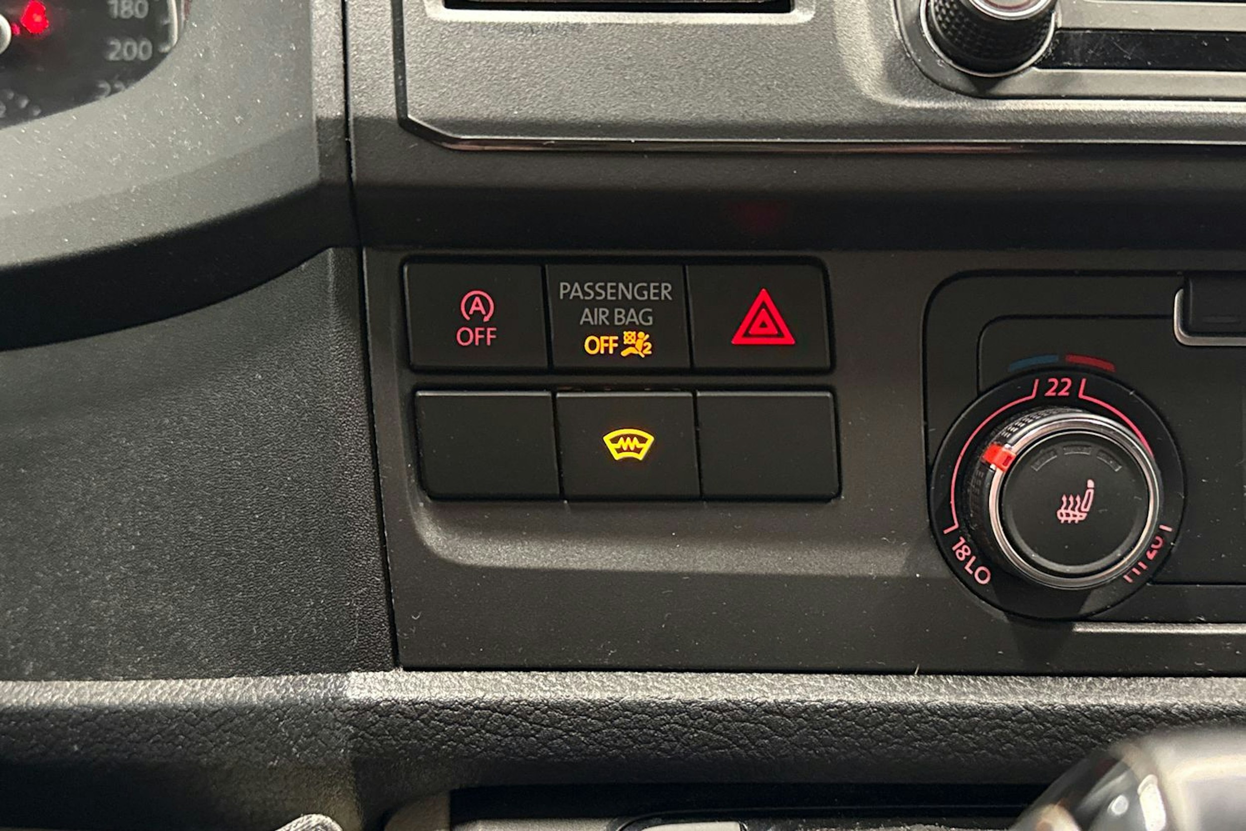 valkoinen Volkswagen Transporter 2019 kuva 18.