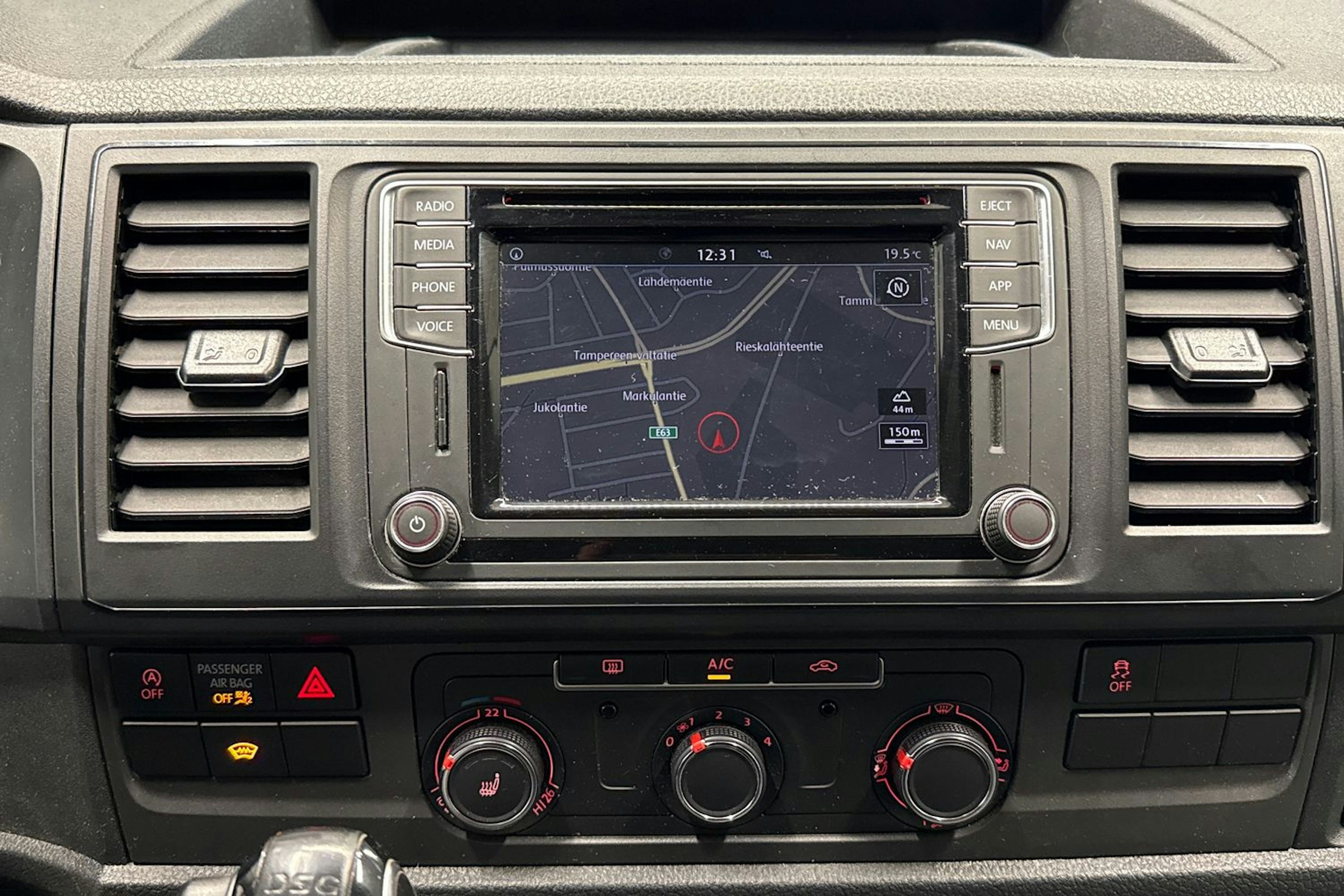 valkoinen Volkswagen Transporter 2019 kuva 19.