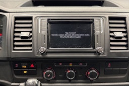 valkoinen Volkswagen Transporter 2019 kuva 20.