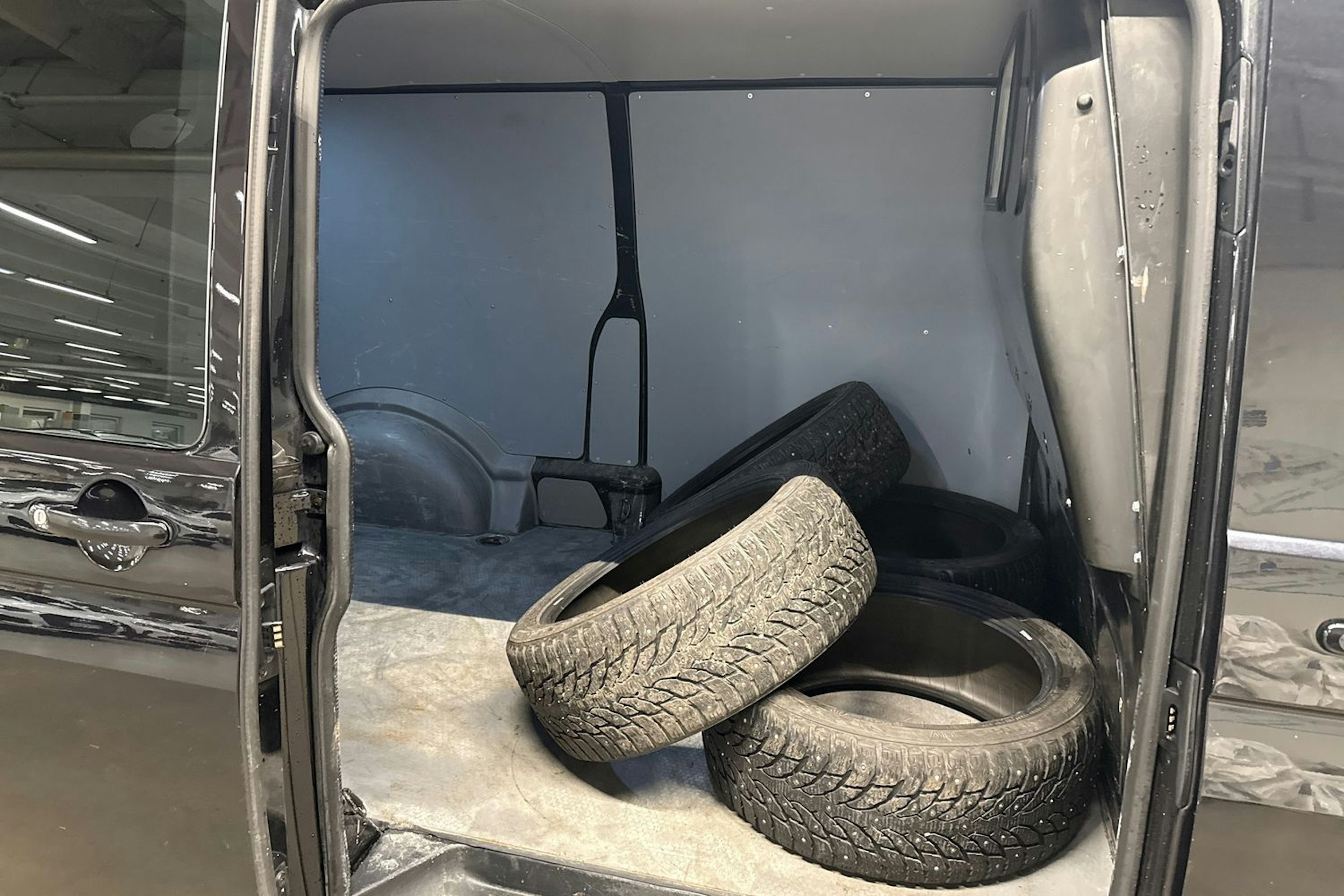 musta Volkswagen Transporter 2019 kuva 13.