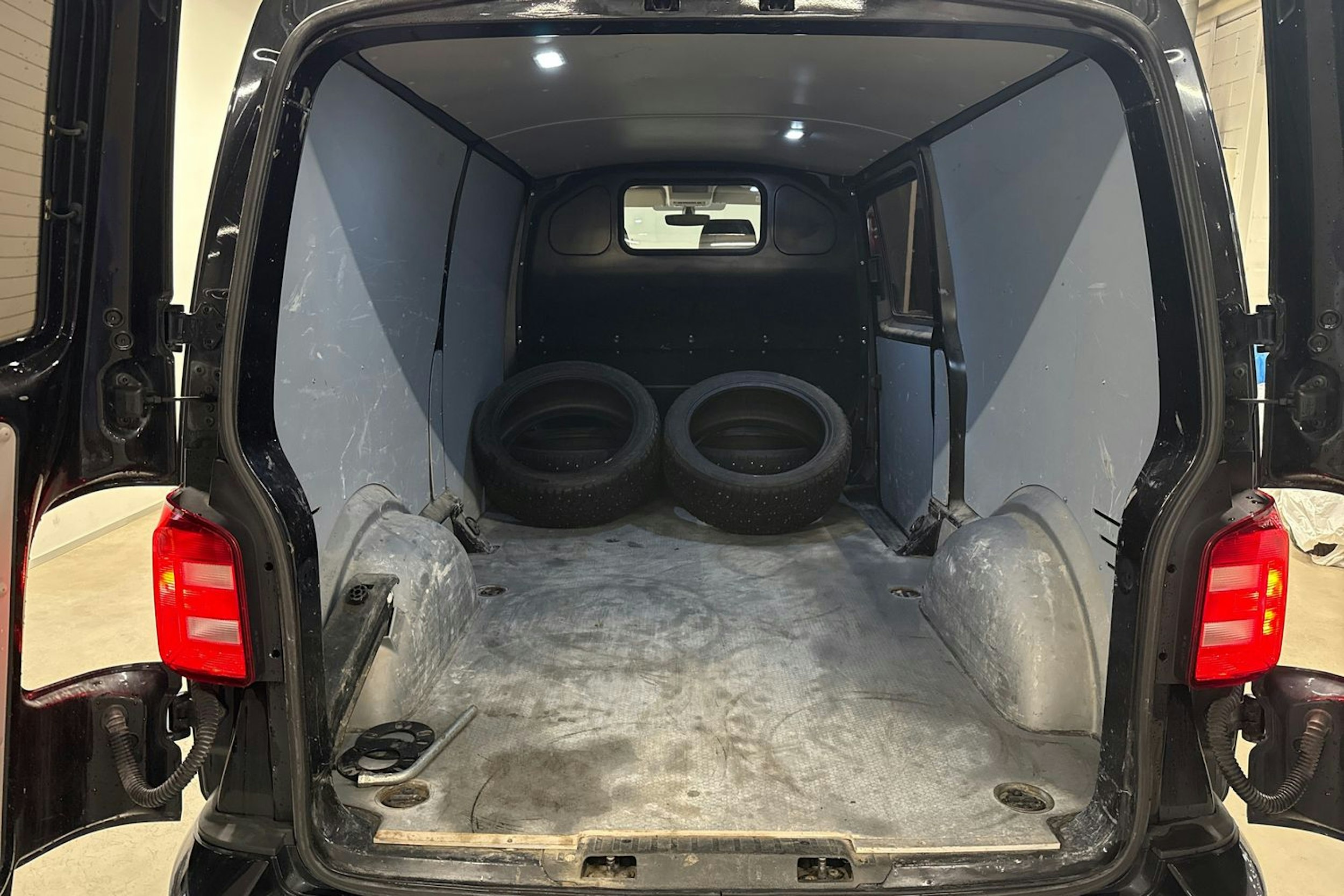 musta Volkswagen Transporter 2019 kuva 14.