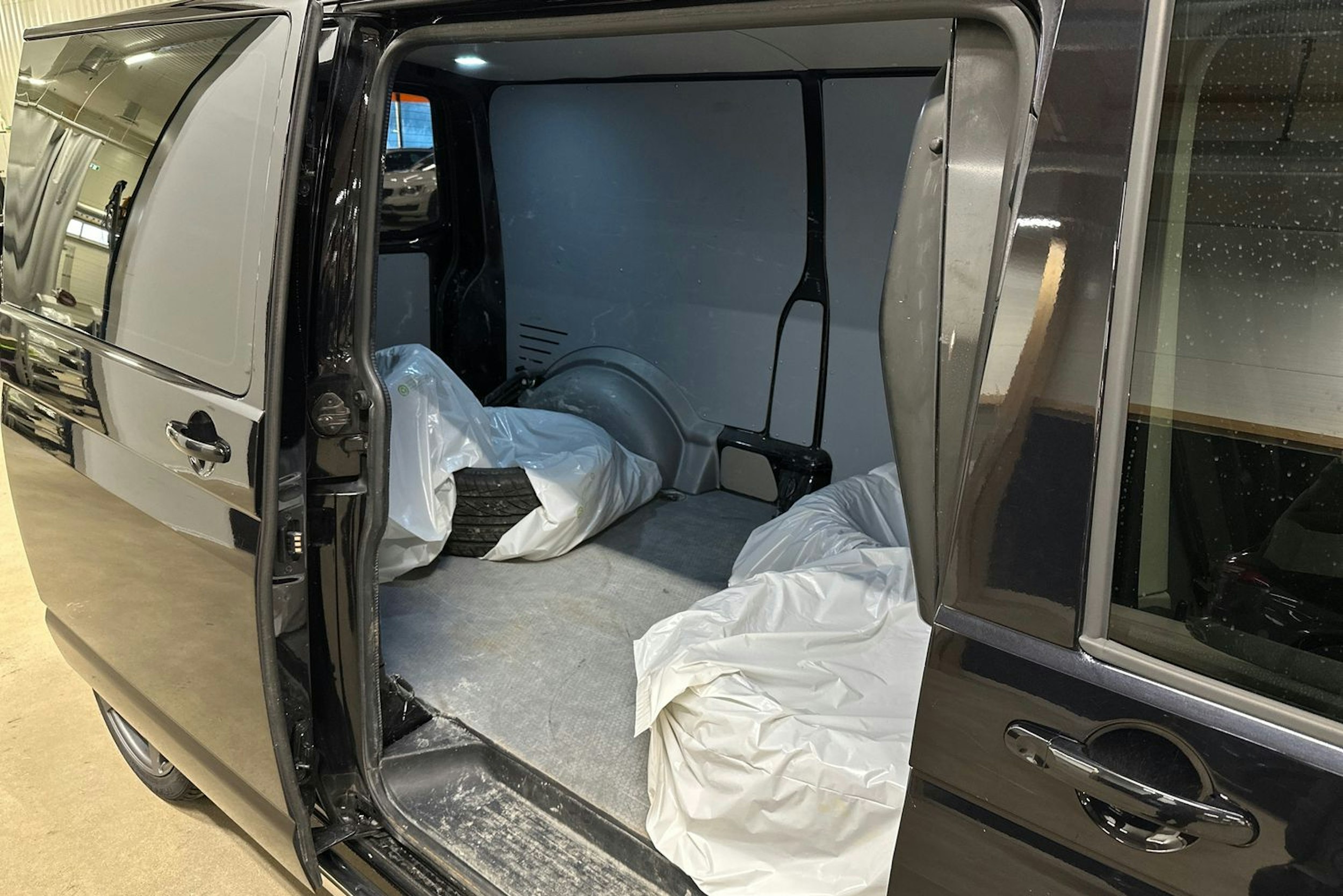 Musta Volkswagen Transporter 2019 kuva 26.