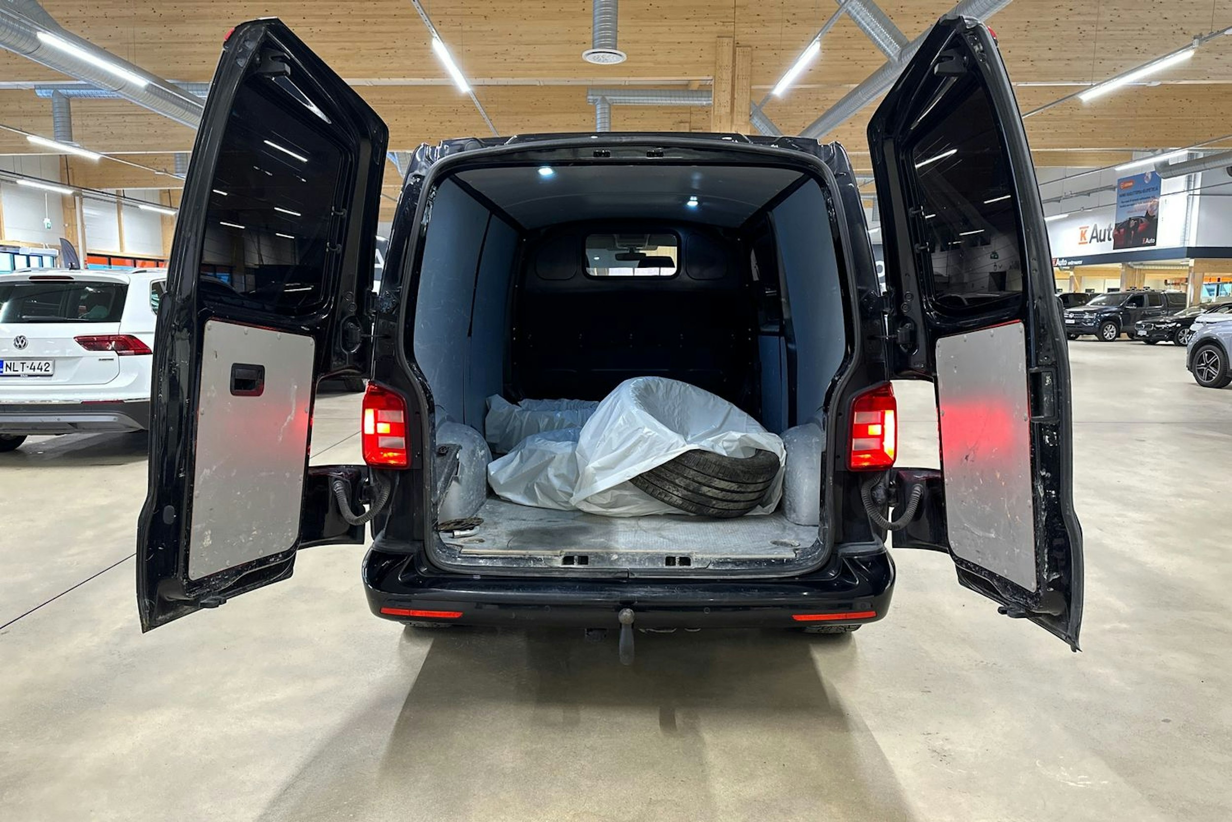 Musta Volkswagen Transporter 2019 kuva 28.