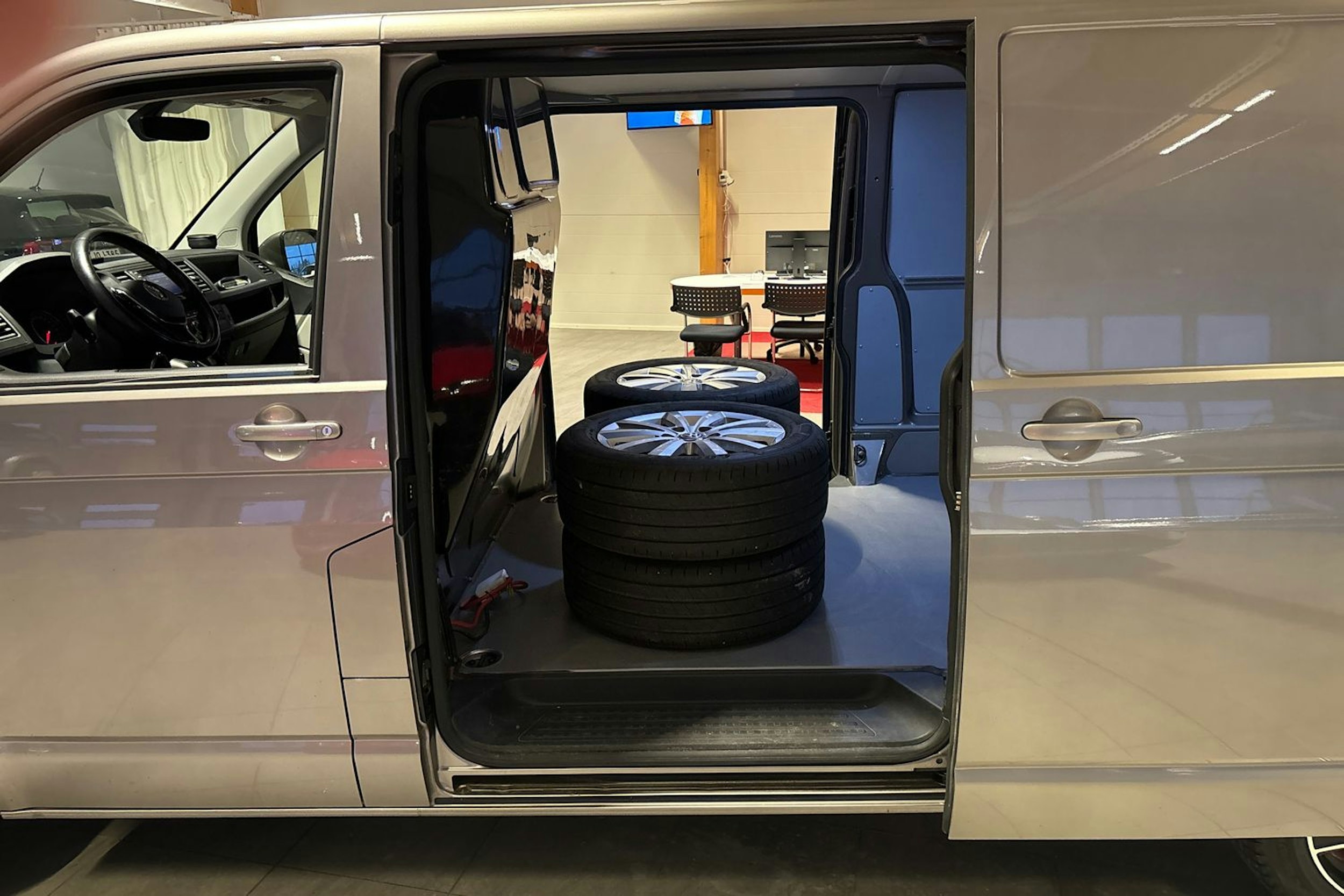 Ruskea (beige) Volkswagen TRANSPORTER 2019 kuva 24.