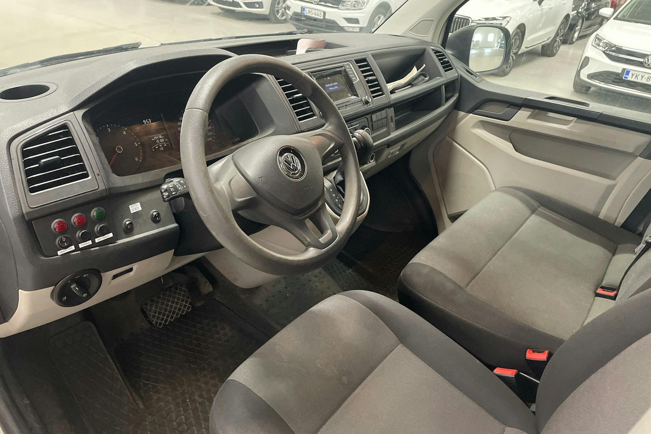 valkoinen Volkswagen Transporter 2019 kuva 3.