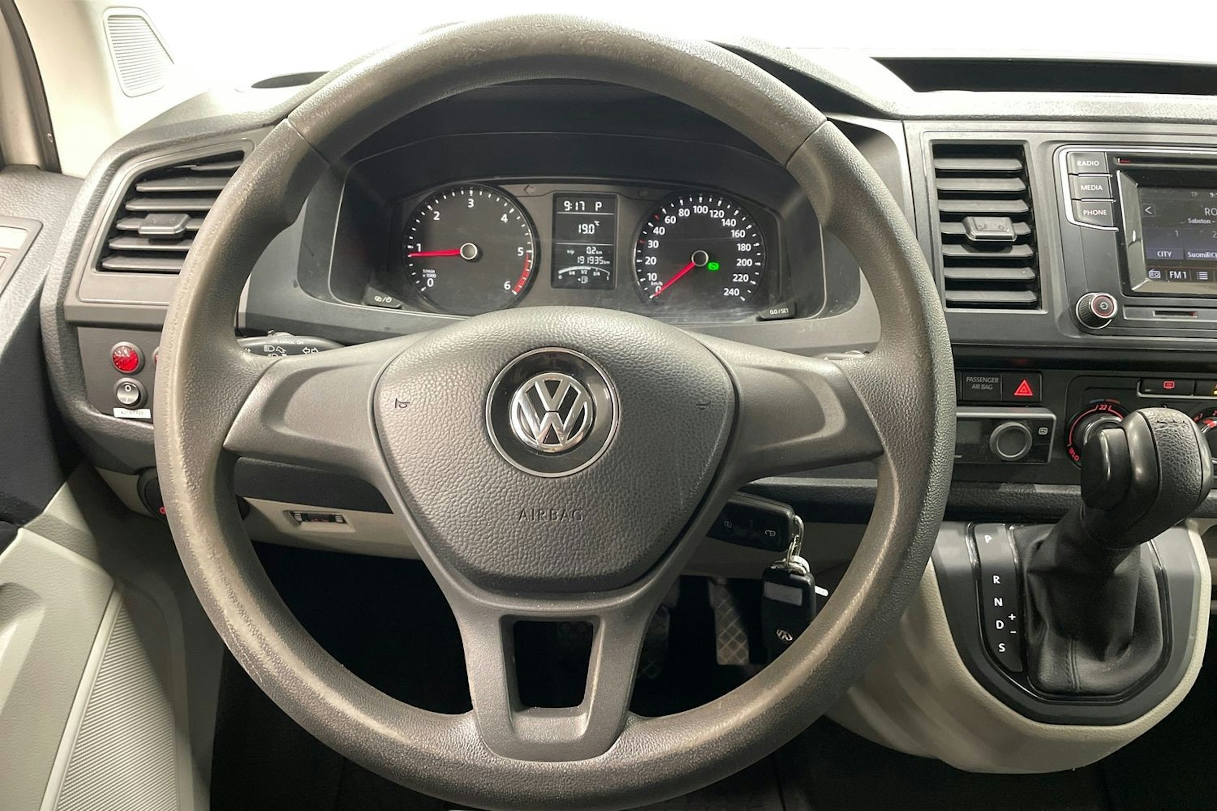 valkoinen Volkswagen Transporter 2019 kuva 9.