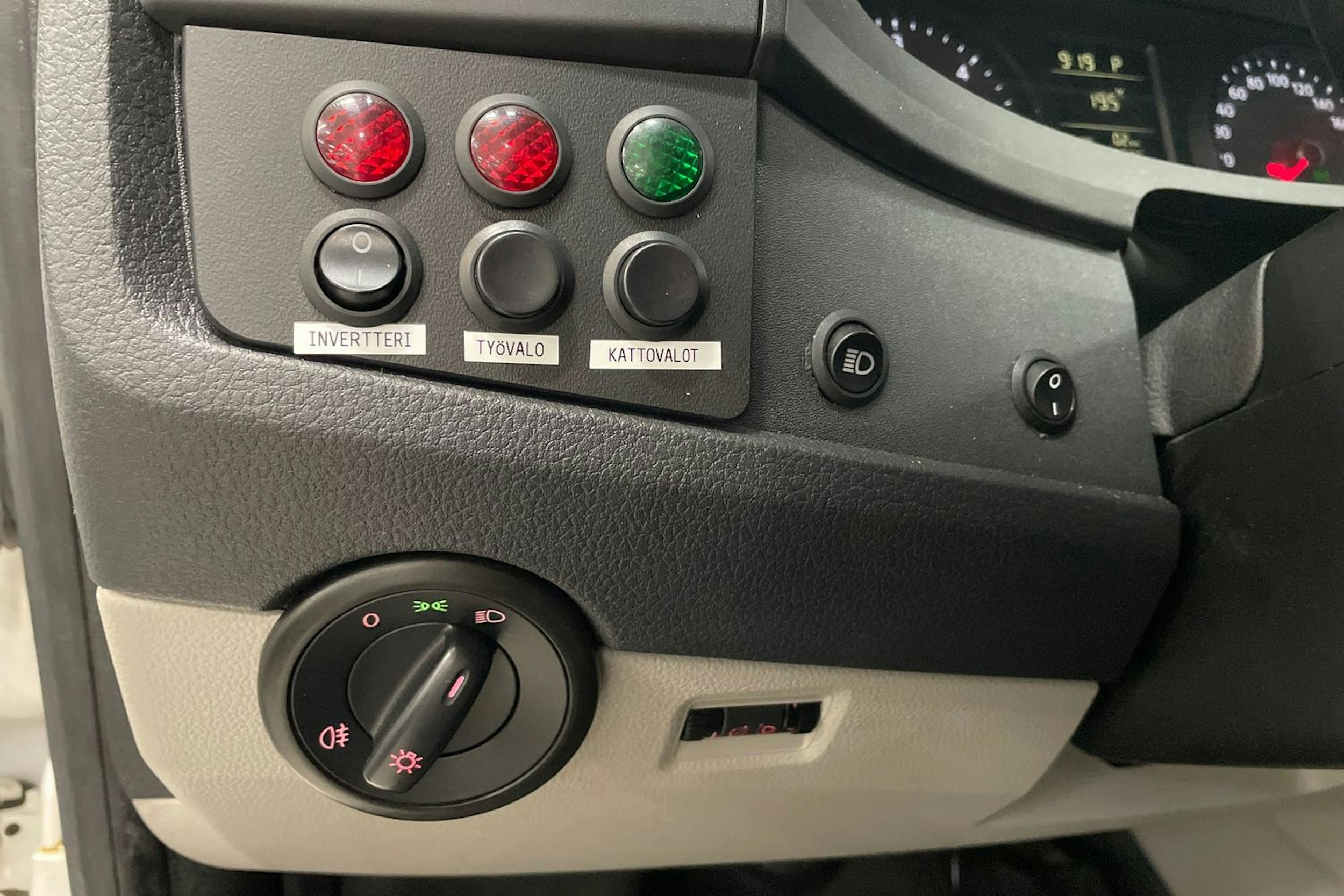 valkoinen Volkswagen Transporter 2019 kuva 13.