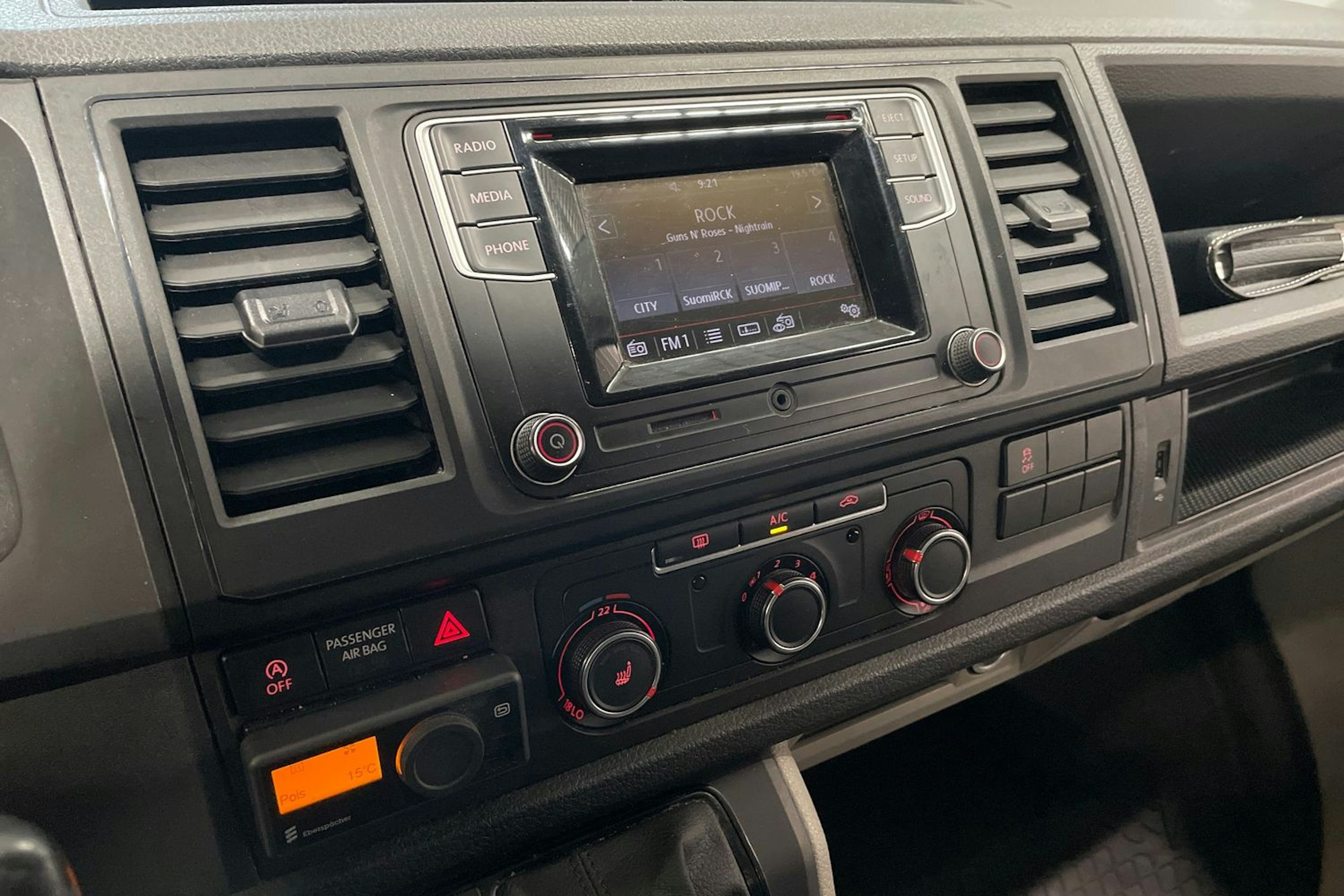 valkoinen Volkswagen Transporter 2019 kuva 15.