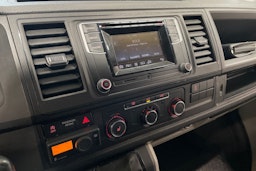valkoinen Volkswagen Transporter 2019 kuva 15.