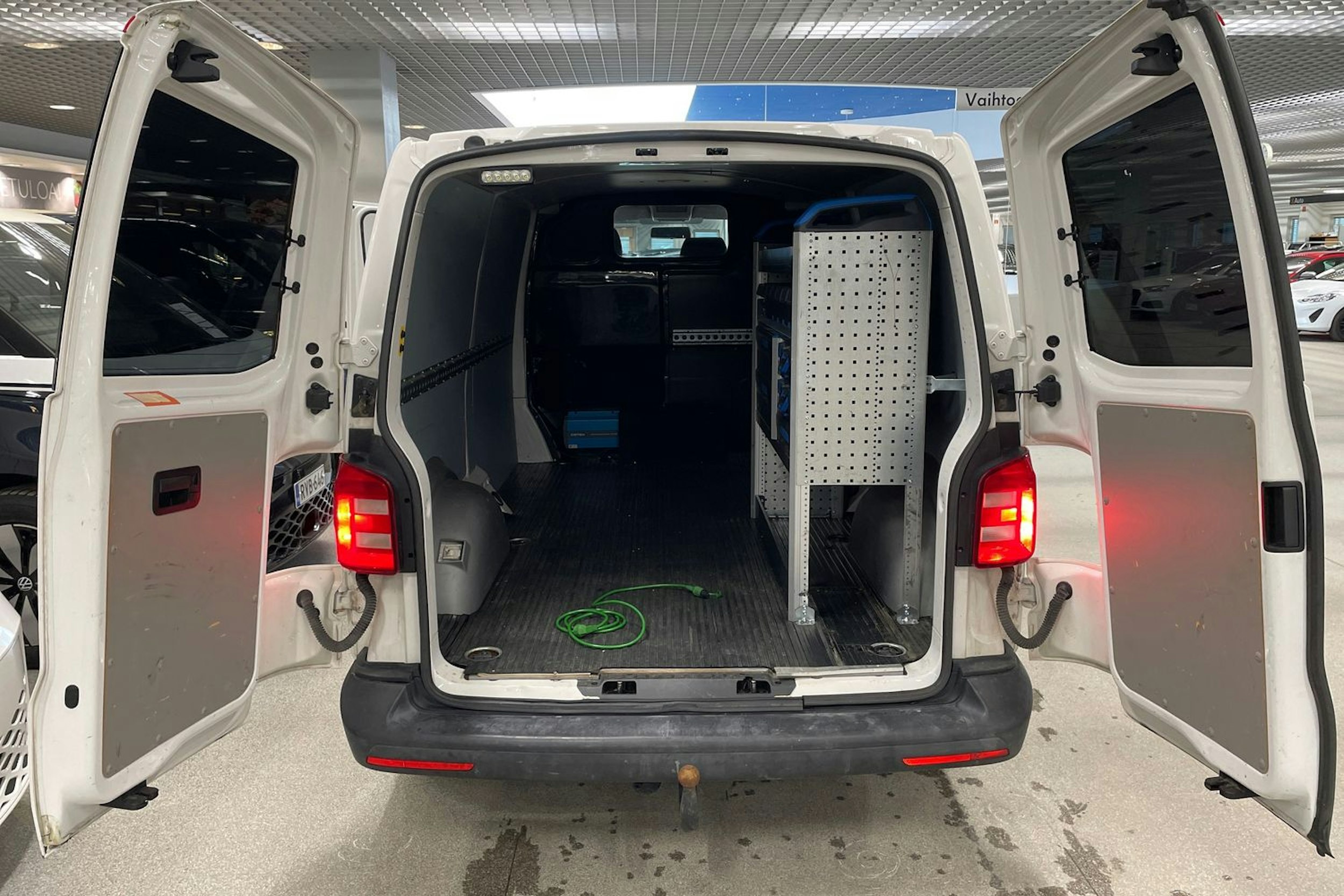 valkoinen Volkswagen Transporter 2019 kuva 16.
