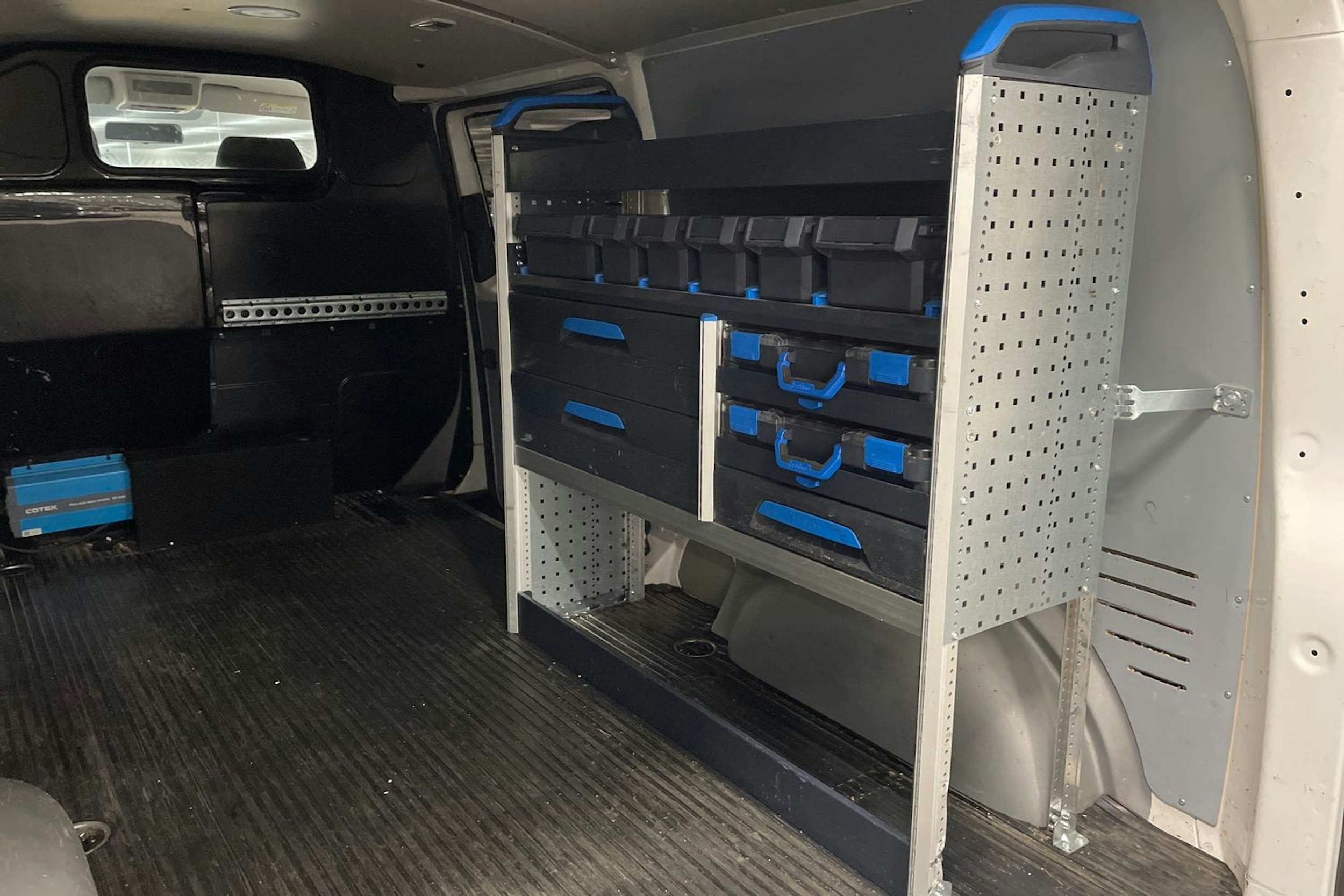 valkoinen Volkswagen Transporter 2019 kuva 17.