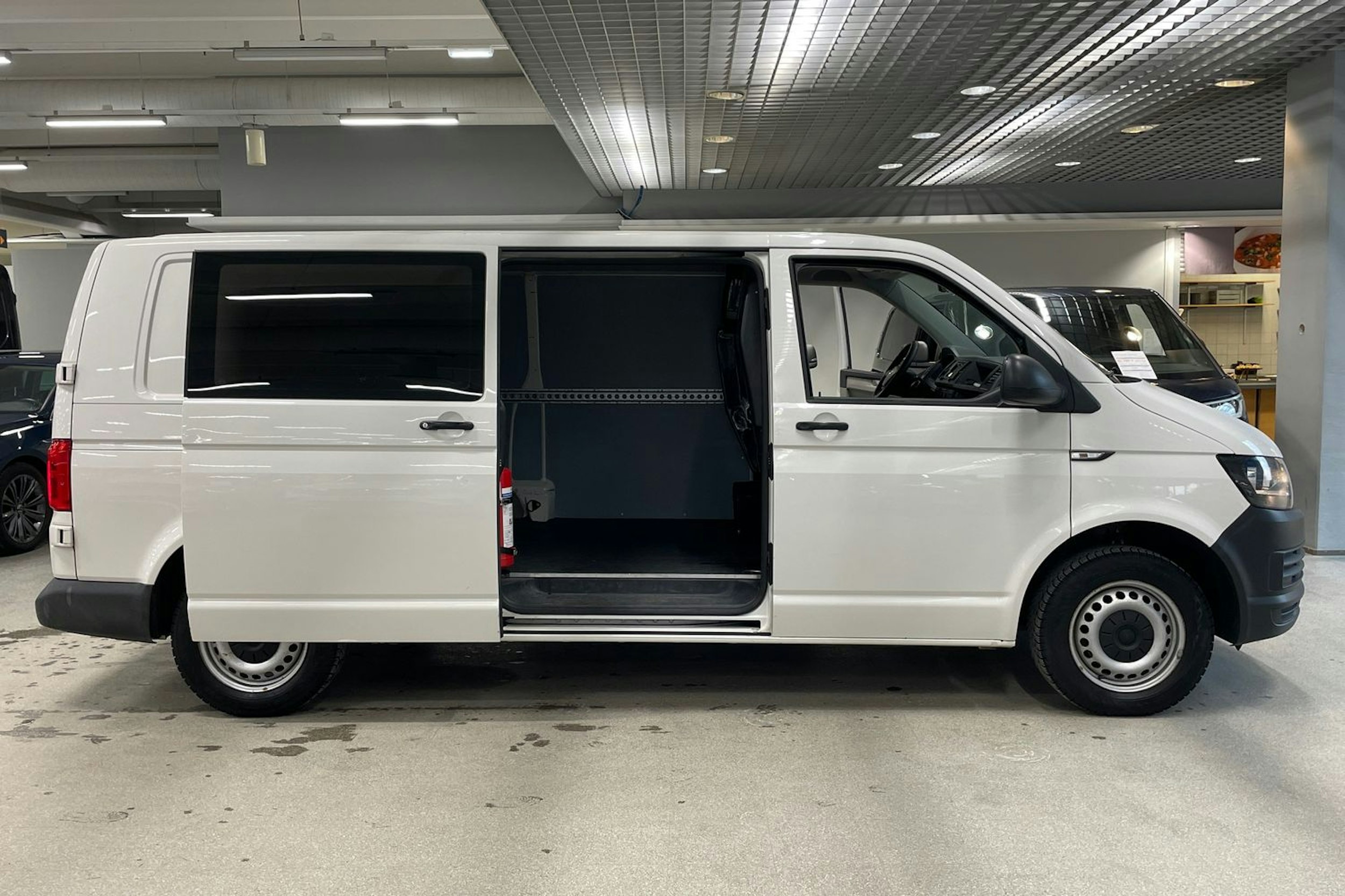 valkoinen Volkswagen Transporter 2019 kuva 18.