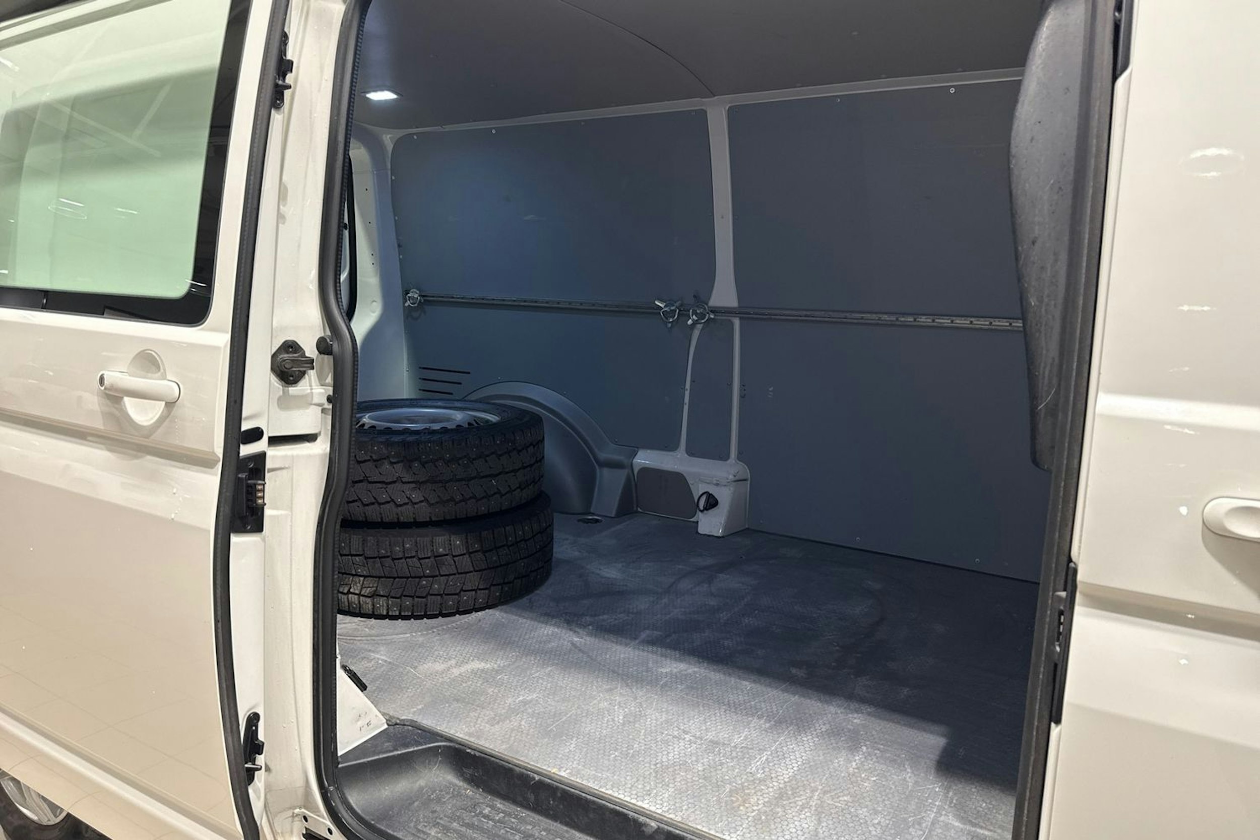 Valkoinen Volkswagen TRANSPORTER 2019 kuva 15.