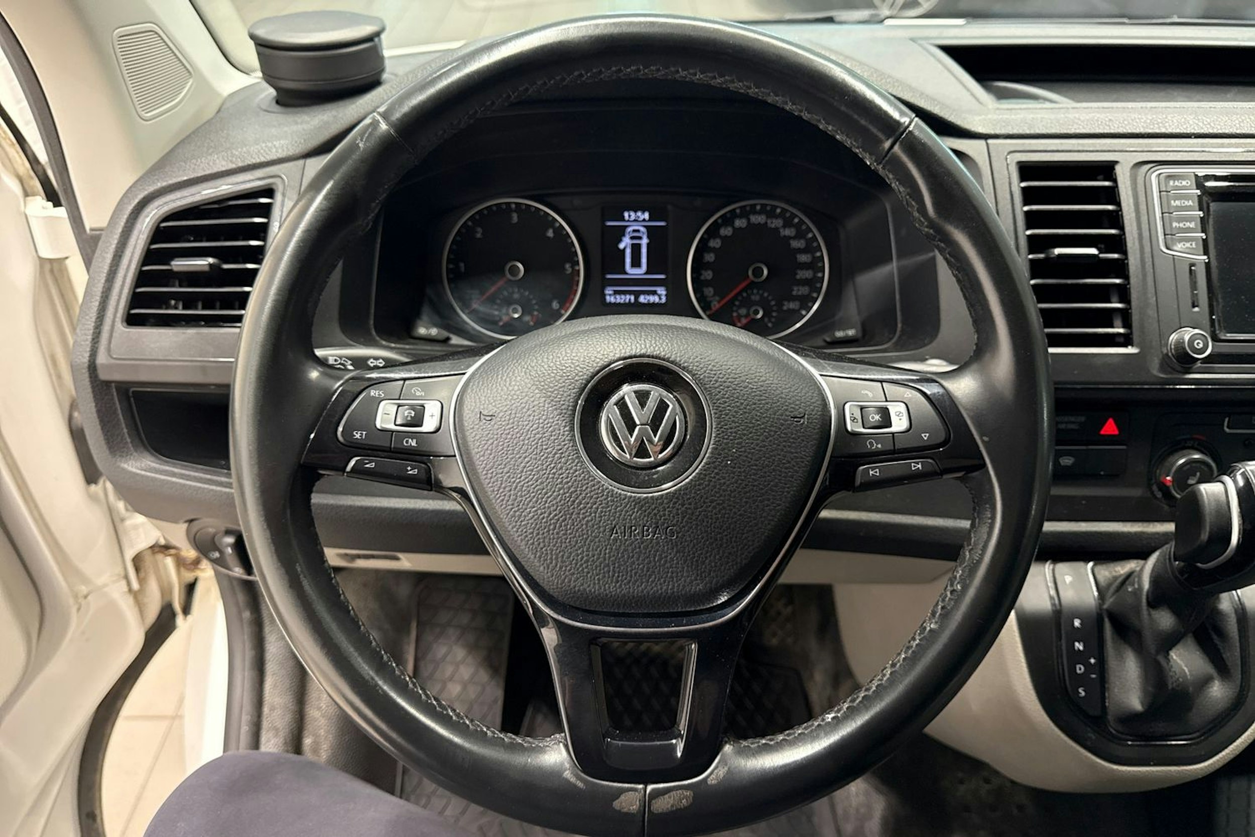 Valkoinen Volkswagen TRANSPORTER 2019 kuva 17.