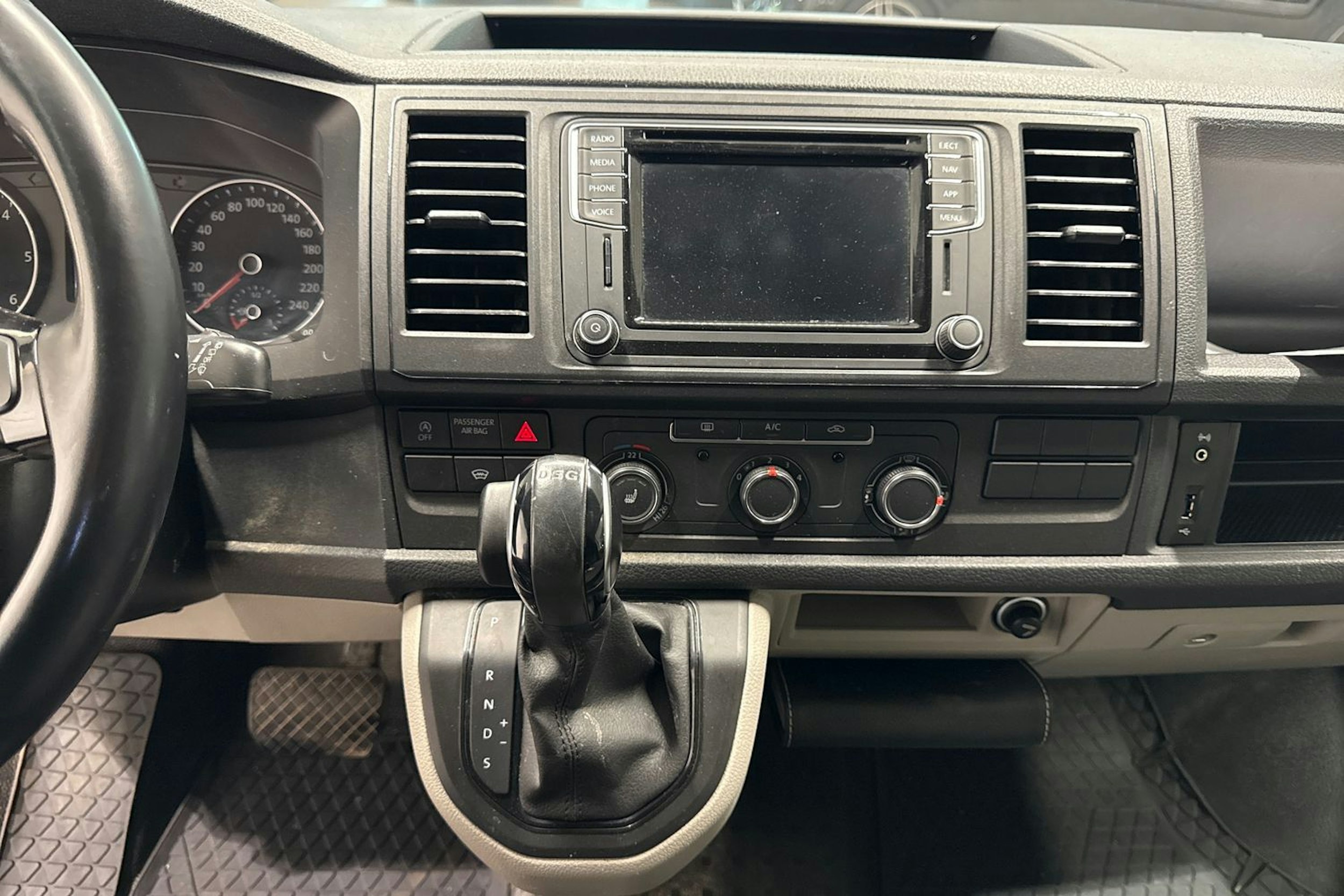 Valkoinen Volkswagen TRANSPORTER 2019 kuva 20.