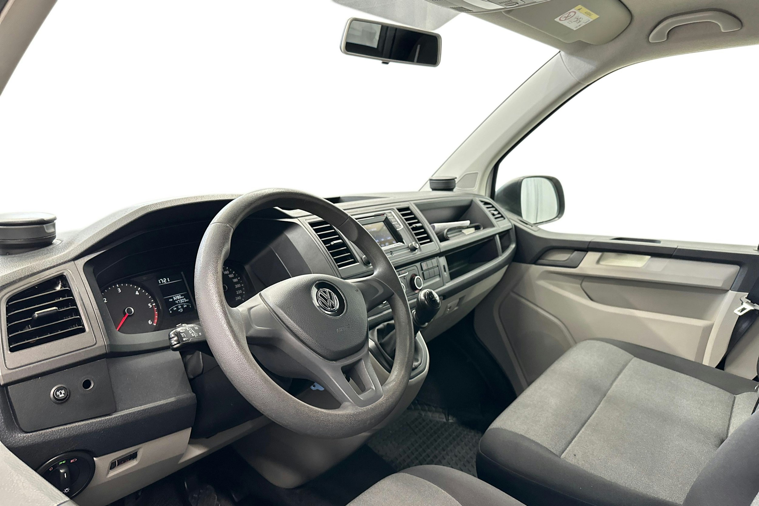 valkoinen Volkswagen Transporter 2019 kuva 6.