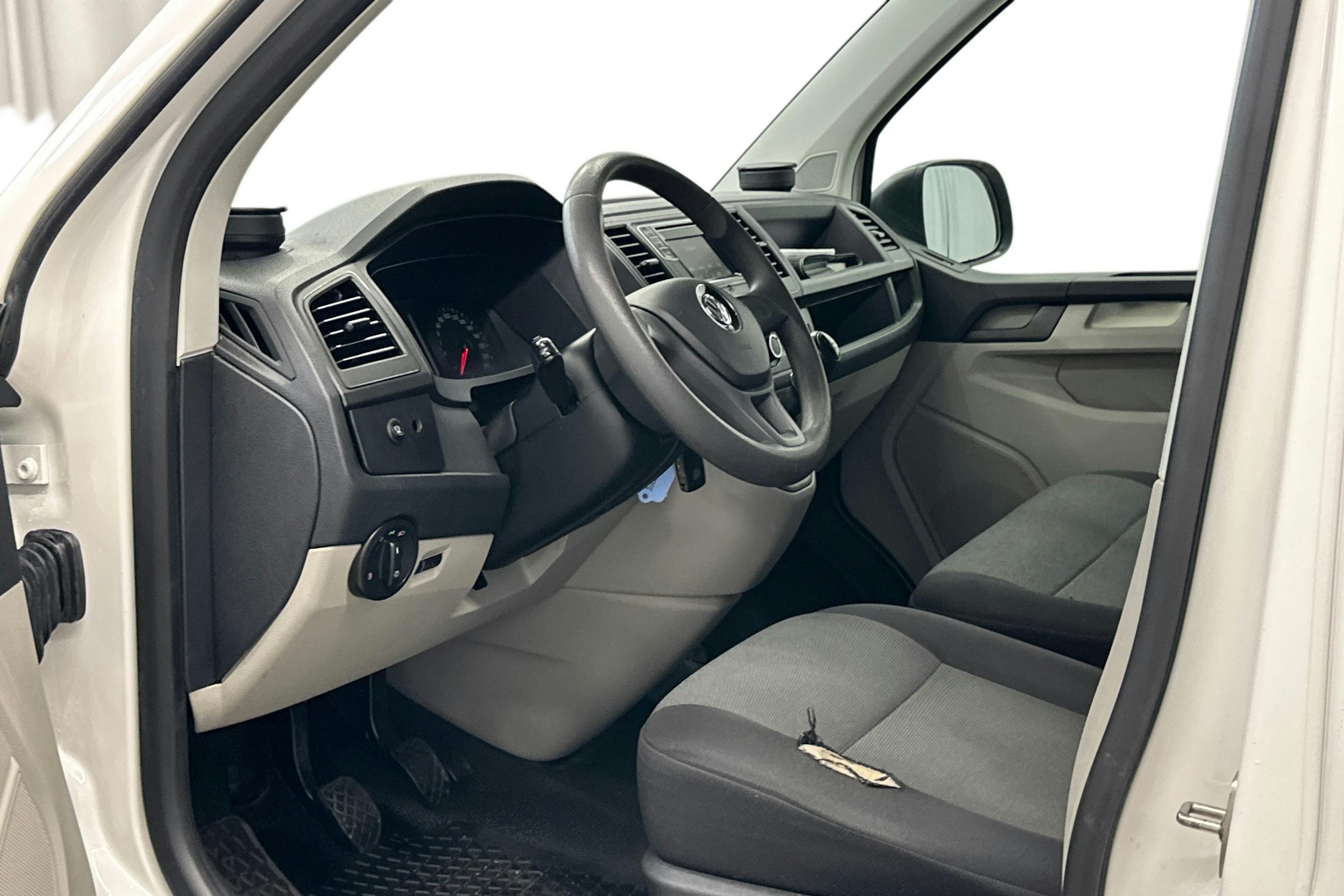 valkoinen Volkswagen Transporter 2019 kuva 7.