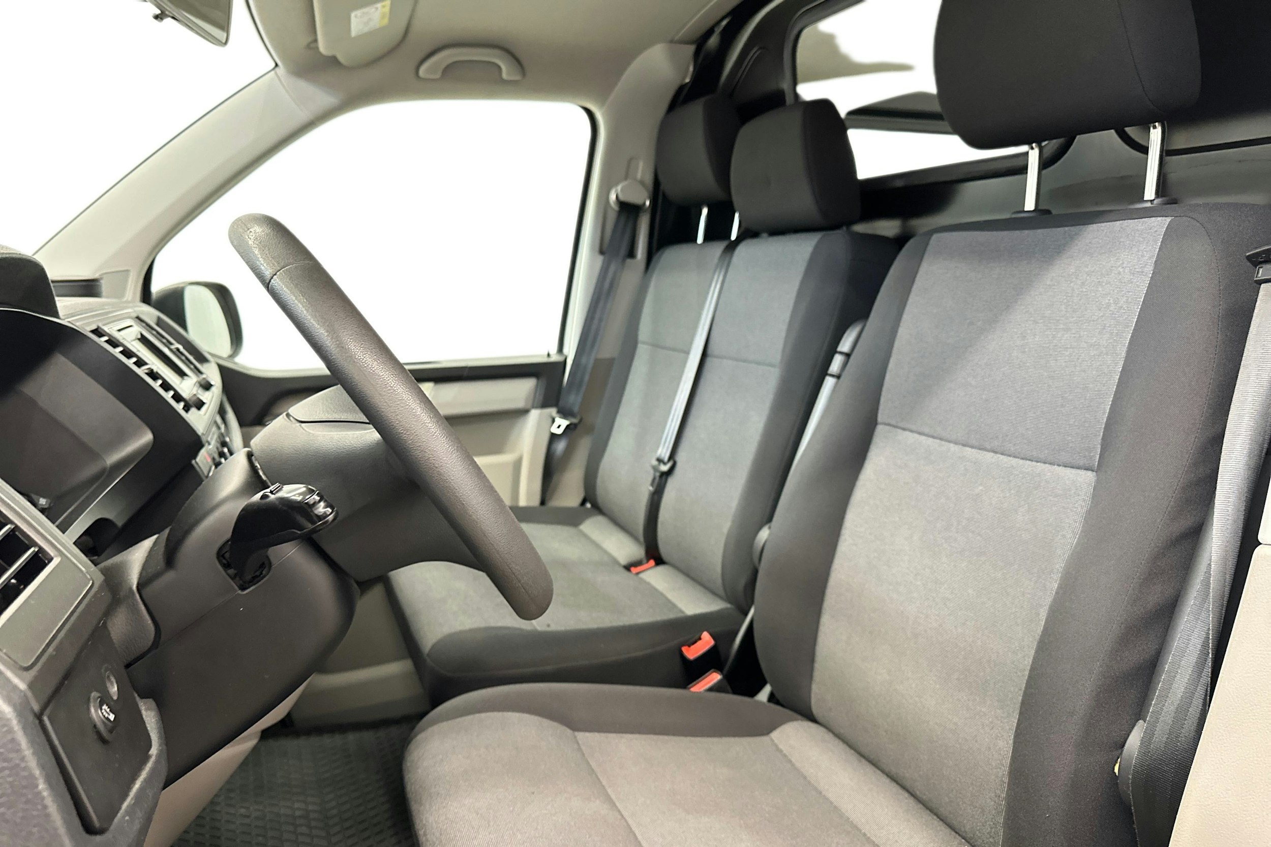 valkoinen Volkswagen Transporter 2019 kuva 8.