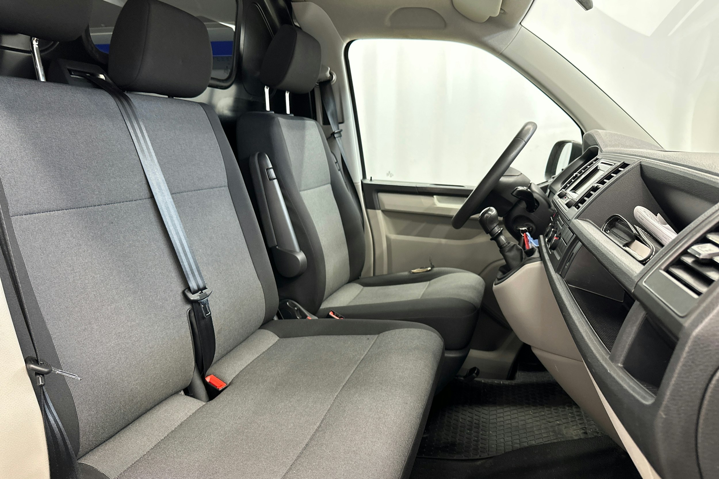 valkoinen Volkswagen Transporter 2019 kuva 10.