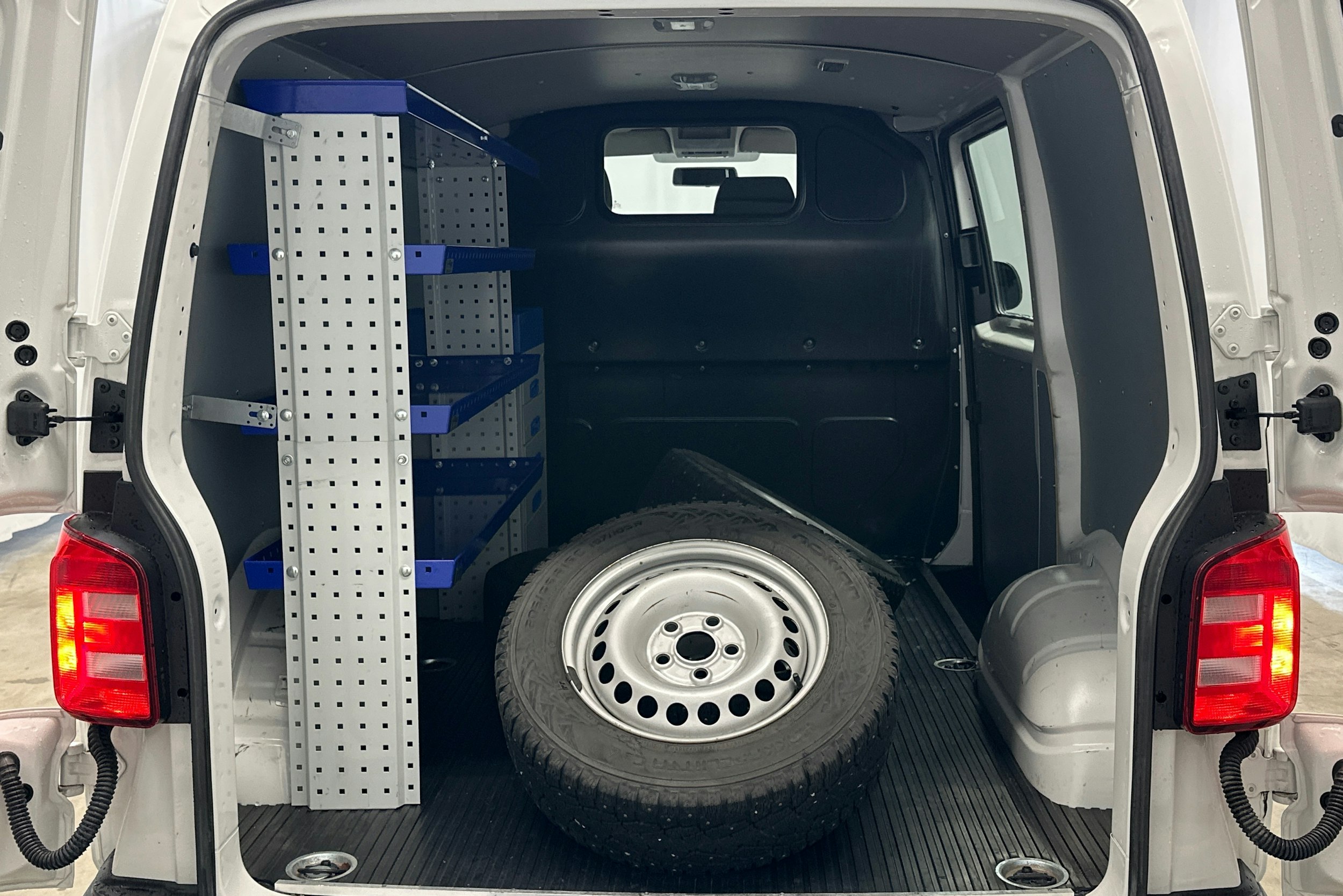 valkoinen Volkswagen Transporter 2019 kuva 11.