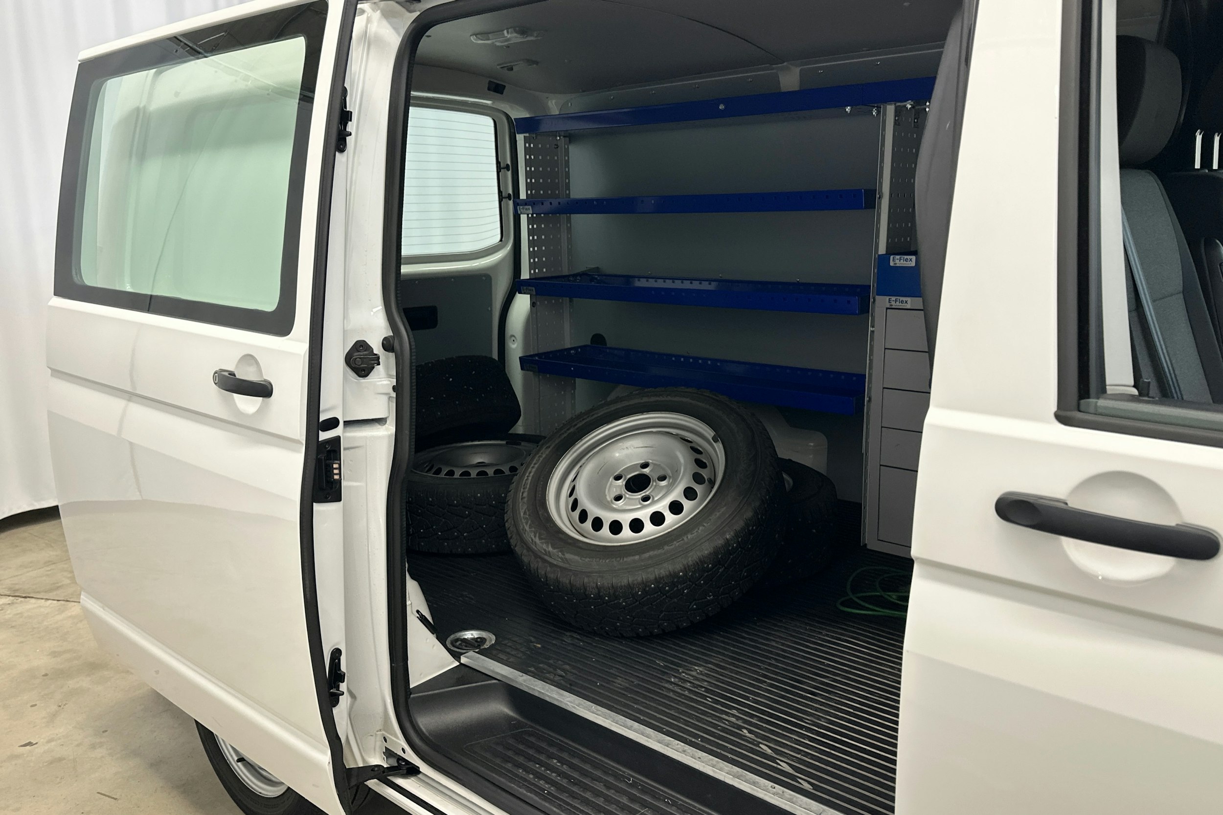 valkoinen Volkswagen Transporter 2019 kuva 12.