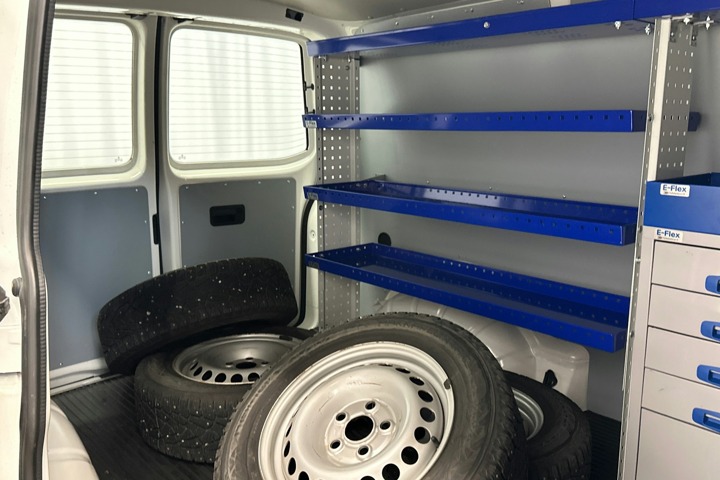 valkoinen Volkswagen Transporter 2019 kuva 13.