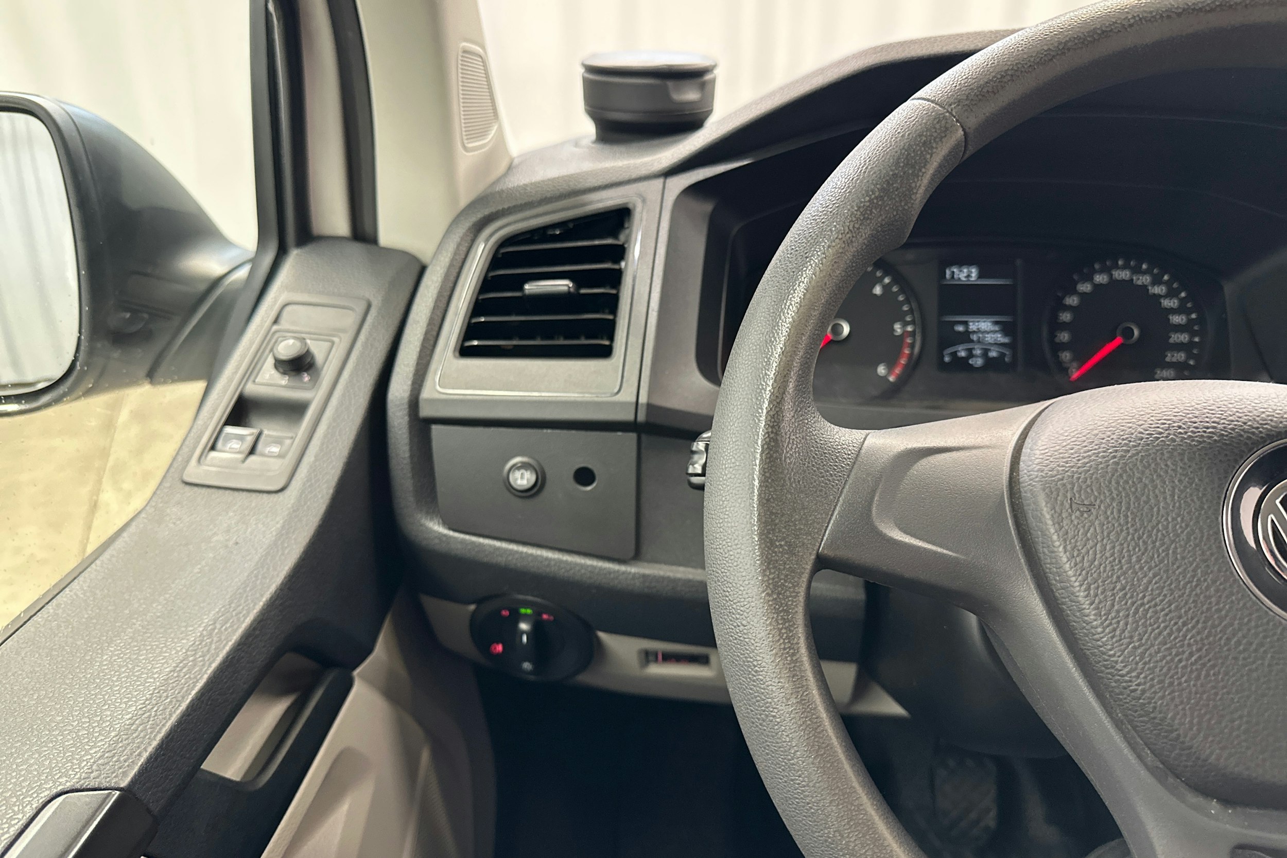 valkoinen Volkswagen Transporter 2019 kuva 16.